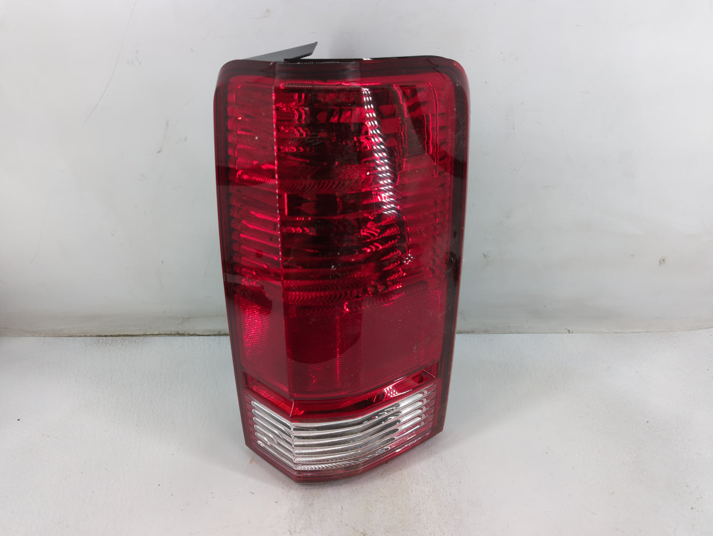 2007-2011 Dodge Nitro Rear Center Lid Brake Light Tail Light P/N:4600321152 CS244-U000R Fits Fits 2007 2008 2009 2010 2011 O