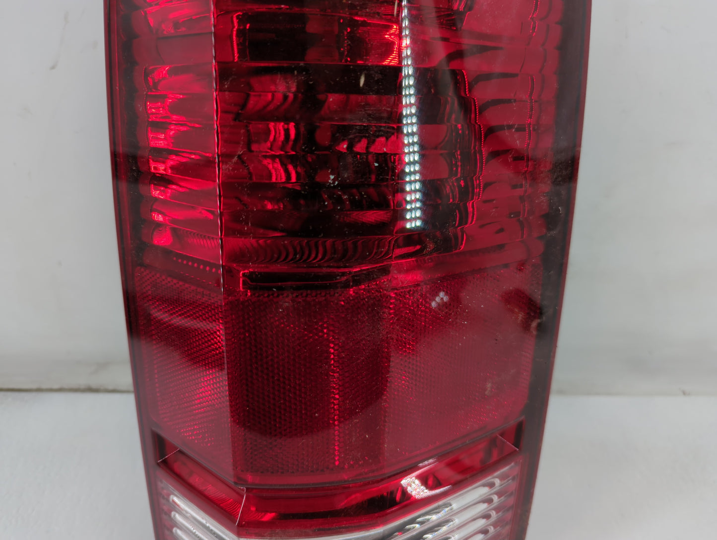 2007-2011 Dodge Nitro Rear Center Lid Brake Light Tail Light P/N:4600321152 CS244-U000R Fits Fits 2007 2008 2009 2010 2011 O