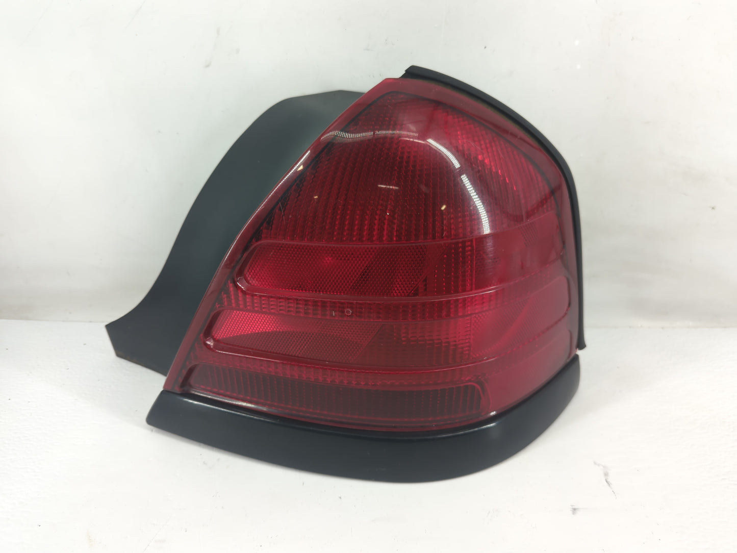 2000-2011 Ford Crown Victoria Tail Light Assembly Passenger Right OEM Fits OEM Used Auto Parts - Oemusedautoparts1.com