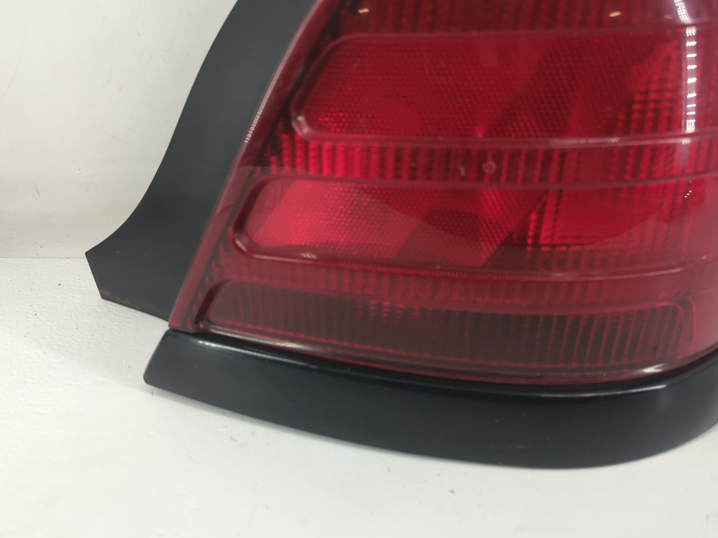 2000-2011 Ford Crown Victoria Tail Light Assembly Passenger Right OEM Fits OEM Used Auto Parts - Oemusedautoparts1.com