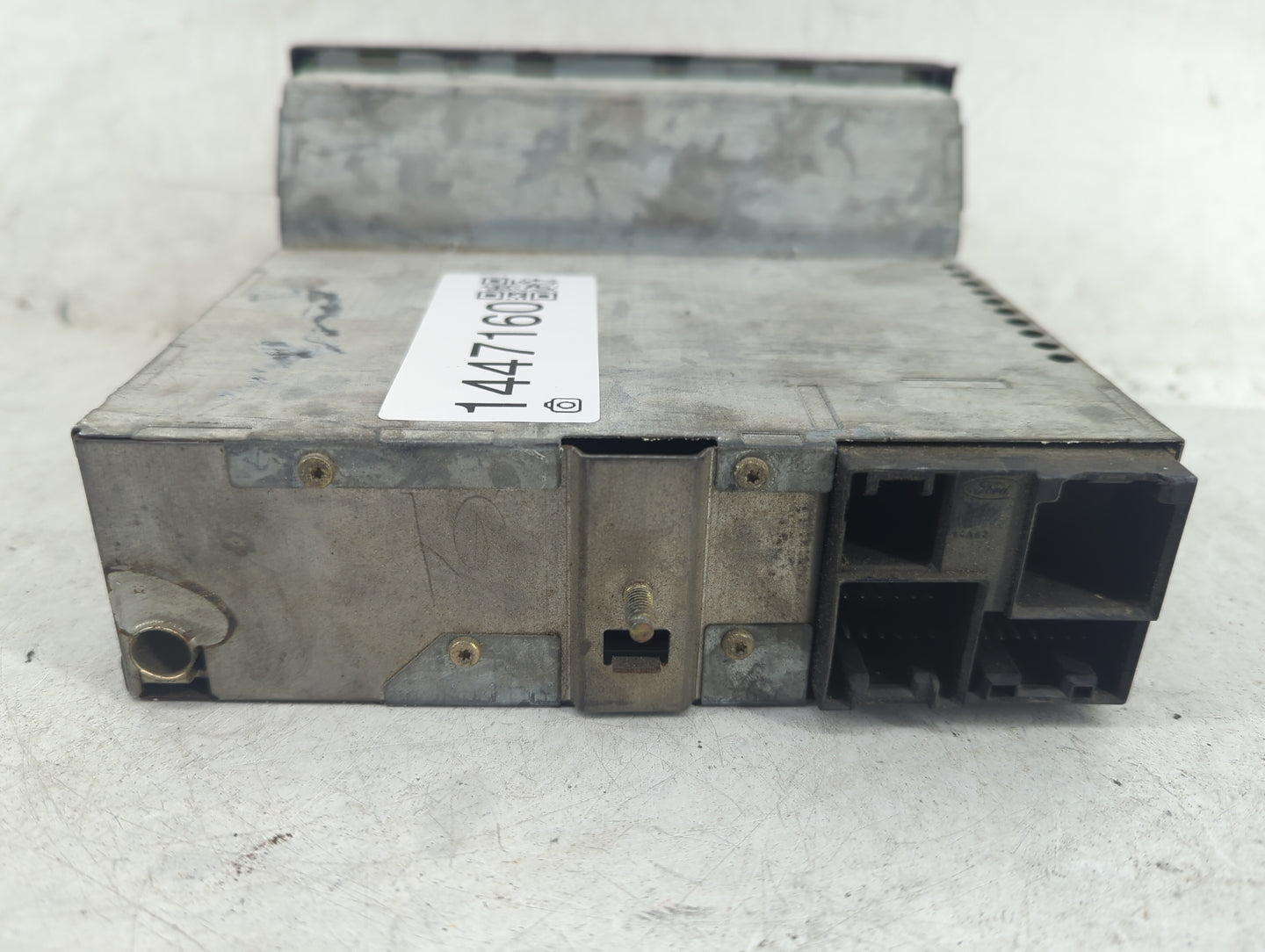 2008 Ford Crown Victoria Radio AM FM Cd Player Receiver Replacement Fits OEM Used Auto Parts - Oemusedautoparts1.com