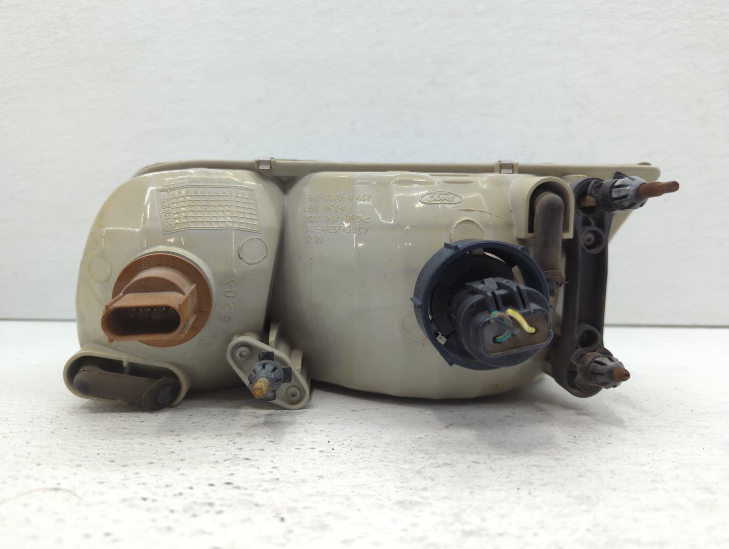 2003 Ford Crown Victoria Passenger Right Oem Head Light Headlight Lamp - Oemusedautoparts1.com