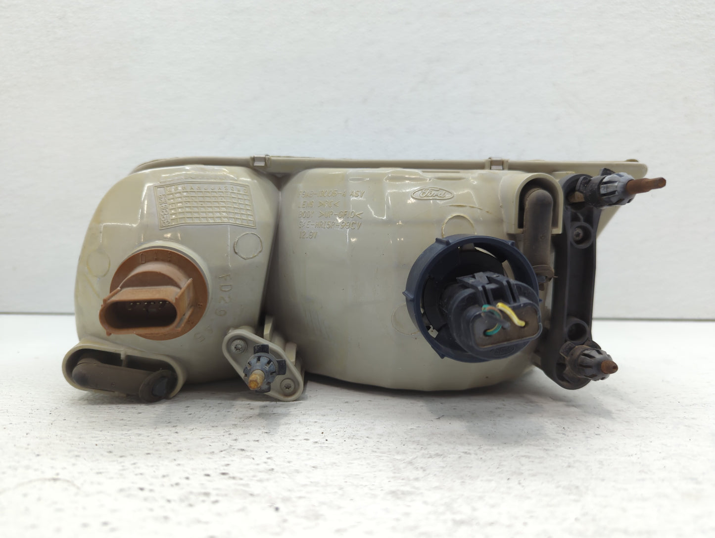 2003 Ford Crown Victoria Passenger Right Oem Head Light Headlight Lamp - Oemusedautoparts1.com