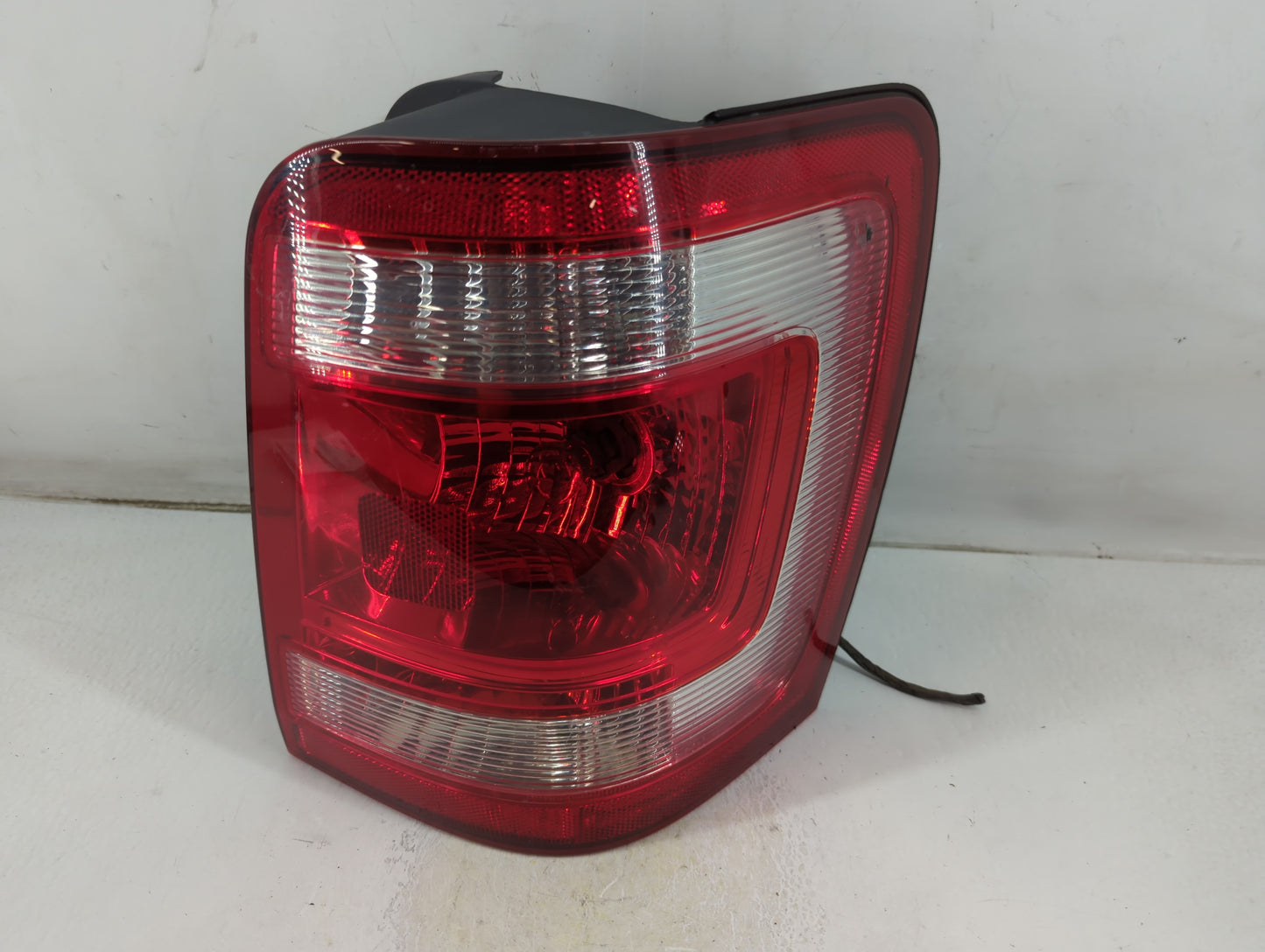 2008-2012 Ford Escape Tail Light Assembly Driver Left OEM P/N:8L84-13B504 A Fits Fits 2008 2009 2010 2011 2012 OEM Used Auto