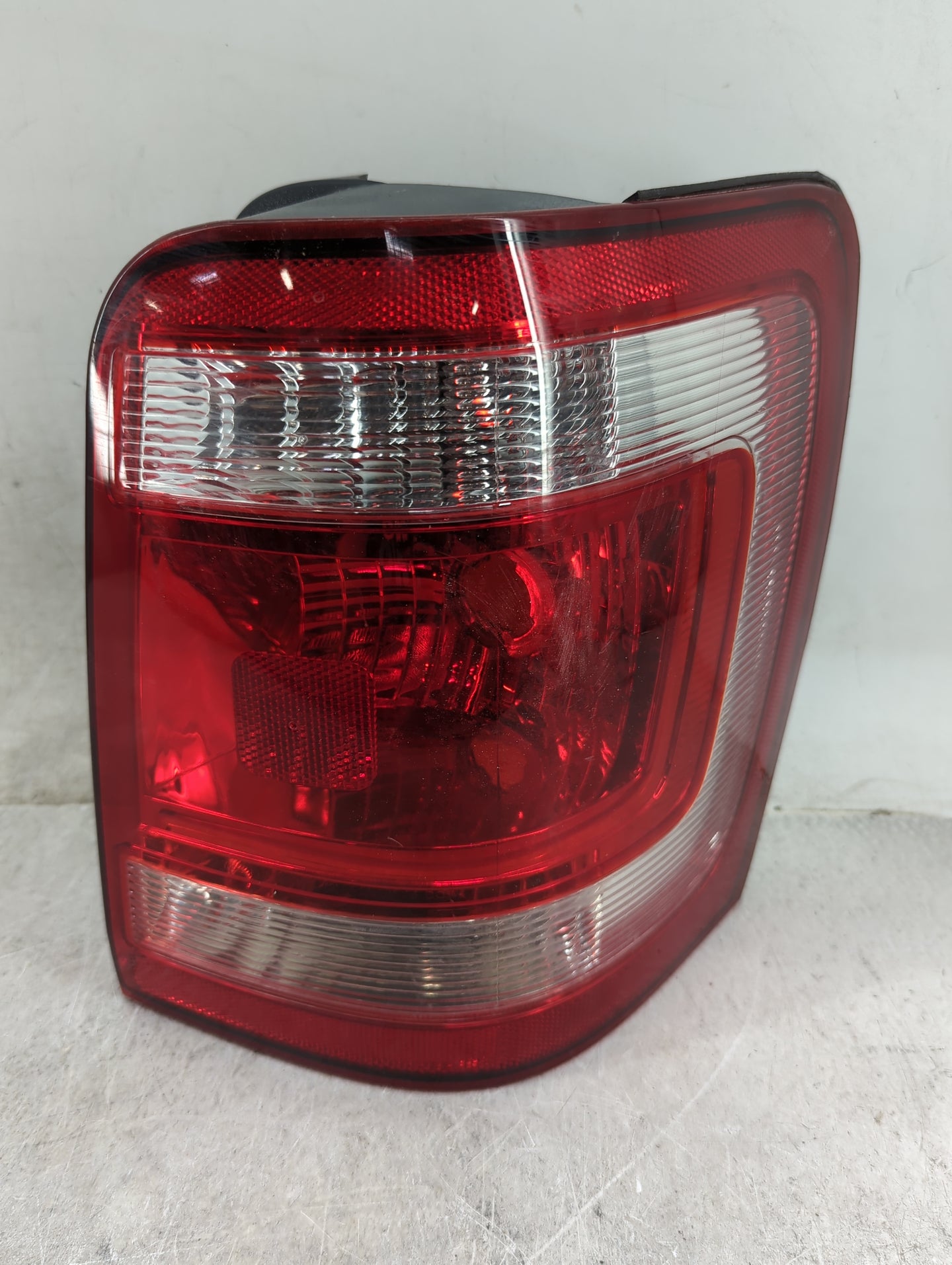 2008-2012 Ford Escape Tail Light Assembly Passenger Right OEM P/N:FR499-U000R Fits Fits 2008 2009 2010 2011 2012 OEM Used Au