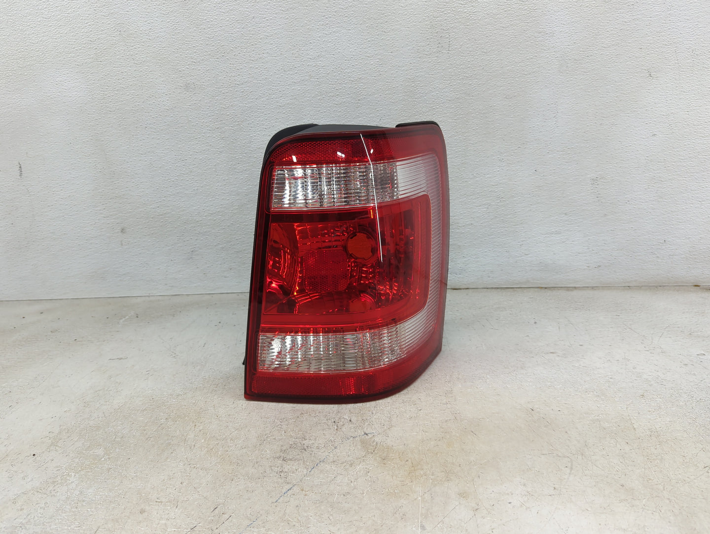 2008-2012 Ford Escape Tail Light Assembly Passenger Right OEM Fits Fits 2008 2009 2010 2011 2012 OEM Used Auto Parts - Oemus