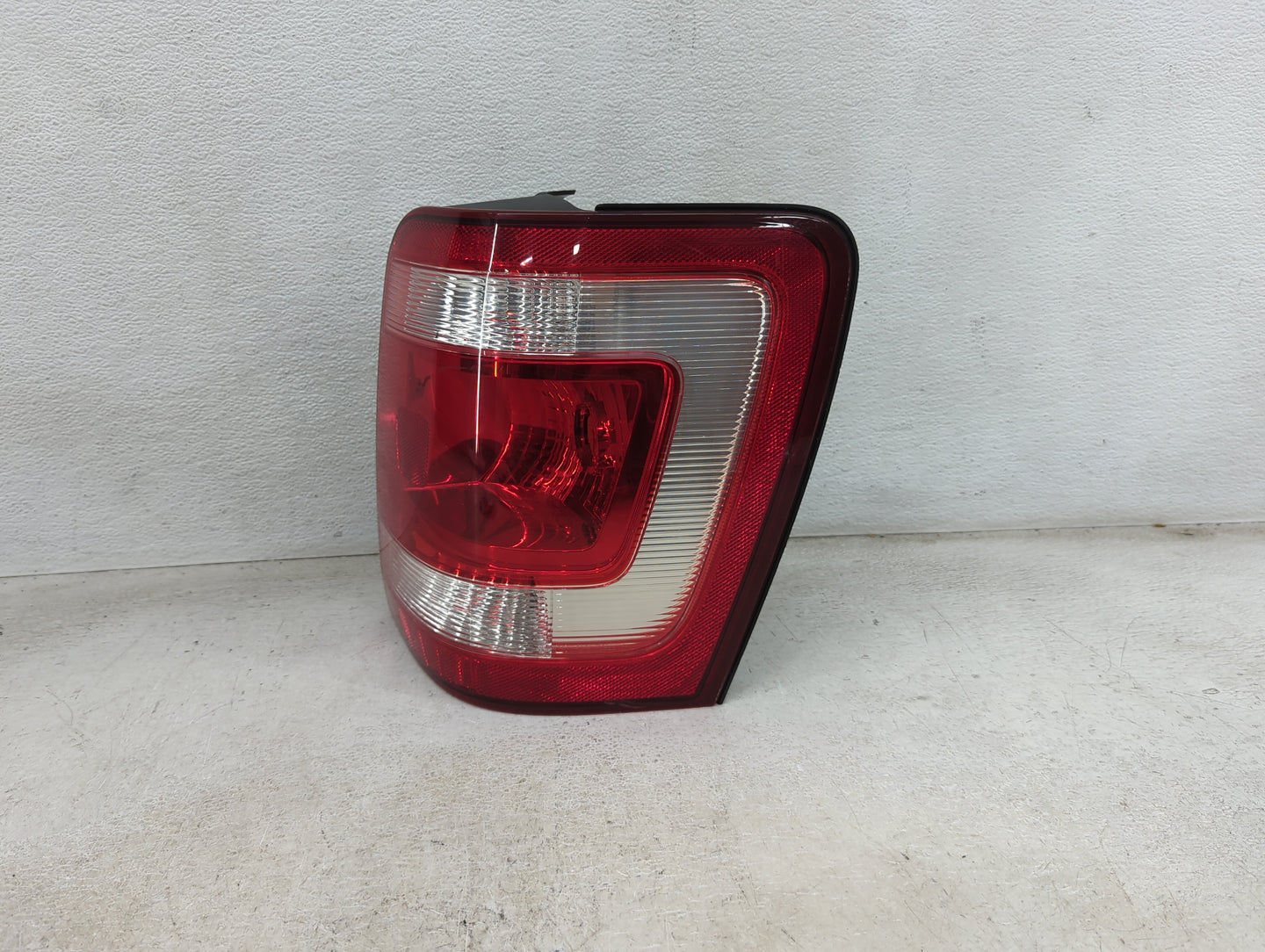 2008-2012 Ford Escape Tail Light Assembly Passenger Right OEM Fits Fits 2008 2009 2010 2011 2012 OEM Used Auto Parts - Oemus