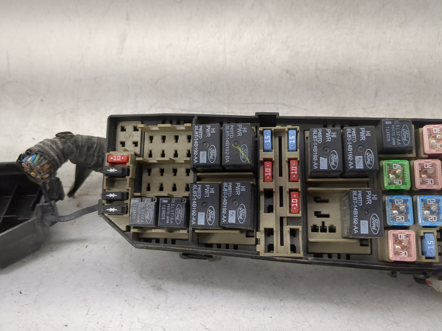 2008 Ford Escape Fusebox Fuse Box Panel Relay Module P/N:8L8T-14A003-AE 8L8T-14B192-AA, 8L8T-14B192-BA Fits OEM Used Auto Pa