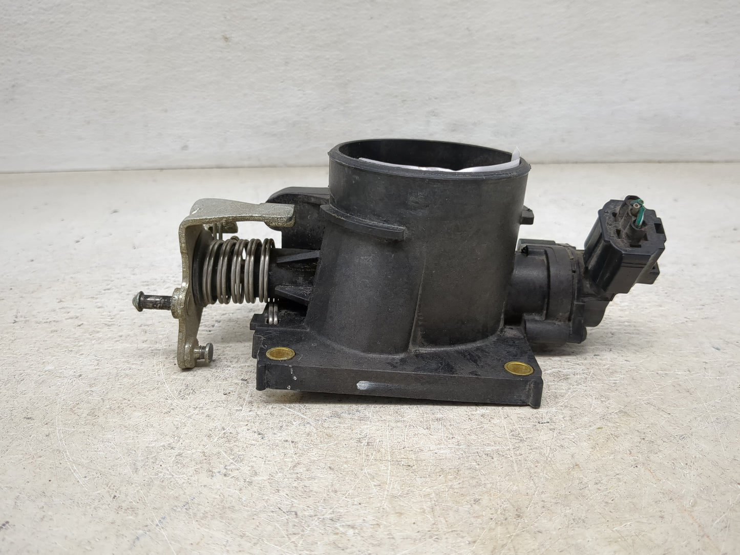 2005-2008 Ford Escape Throttle Body P/N:5L8G-AE Fits Fits 2005 2006 2007 2008 OEM Used Auto Parts - Oemusedautoparts1.com