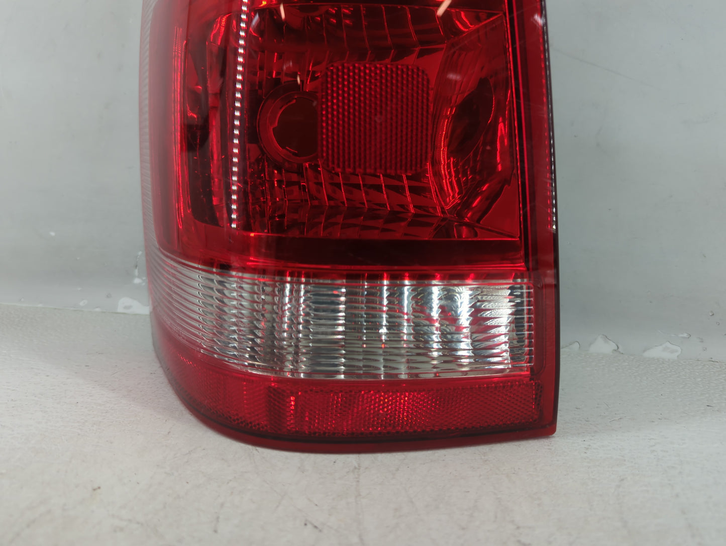 2008-2012 Ford Escape Tail Light Assembly Passenger Right OEM P/N:44ZH-1922 A Fits Fits 2008 2009 2010 2011 2012 OEM Used Au