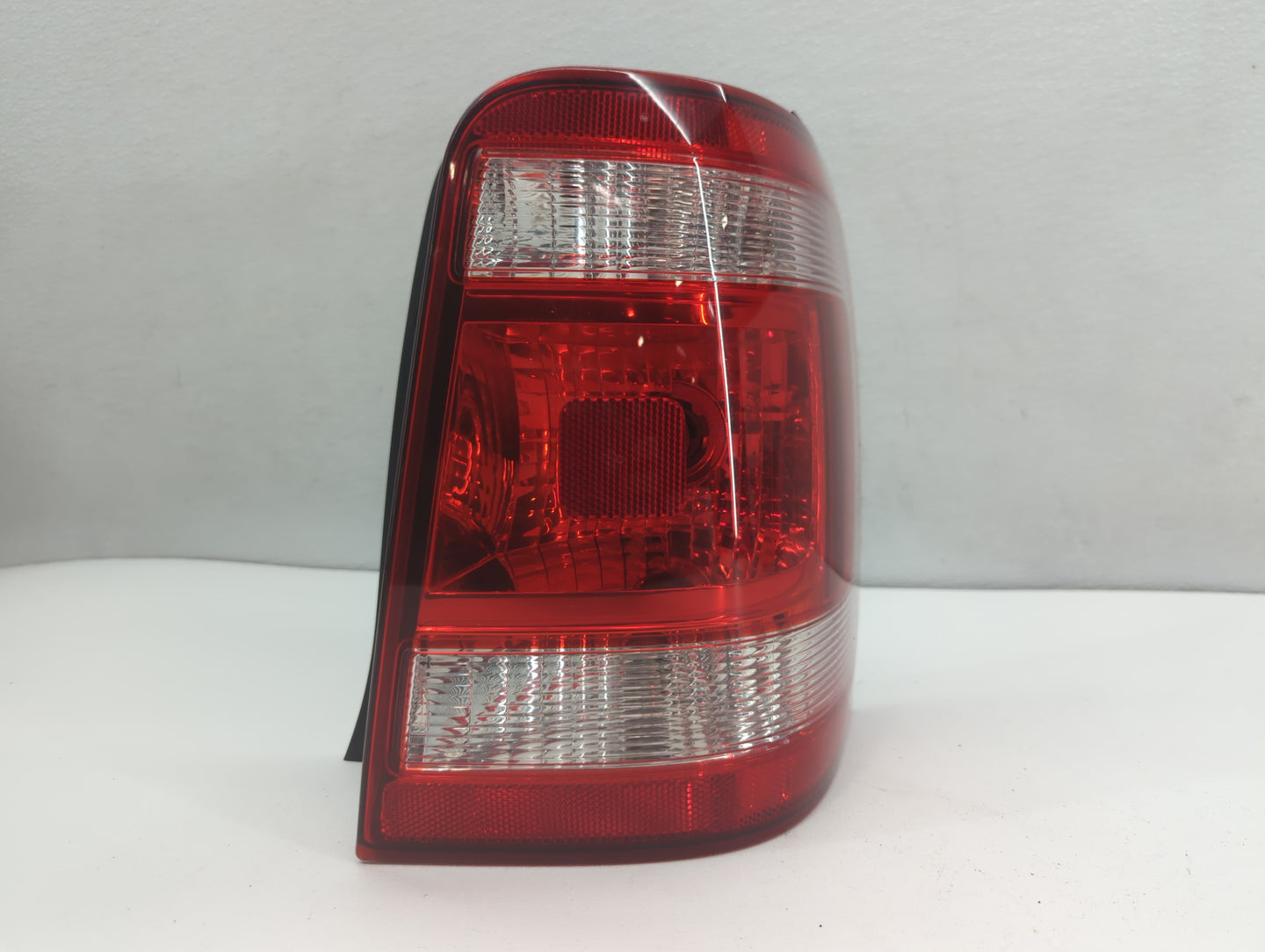 2008-2012 Ford Escape Tail Light Assembly Passenger Right OEM P/N:44ZH-1922 A Fits Fits 2008 2009 2010 2011 2012 OEM Used Au