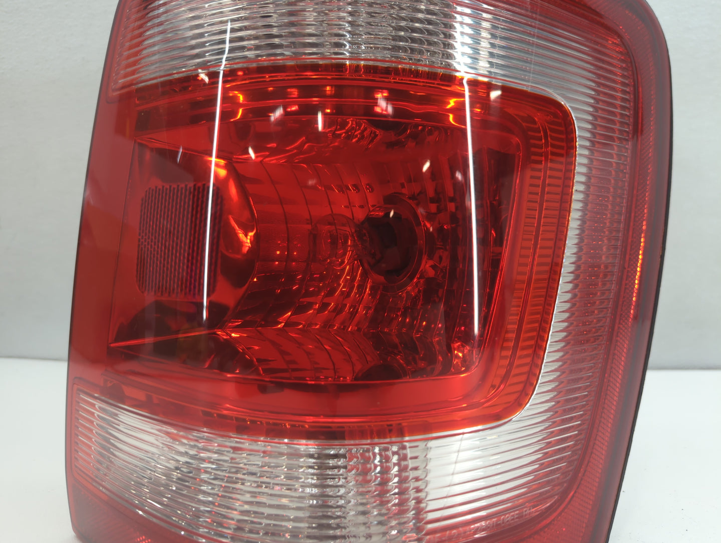 2008-2012 Ford Escape Tail Light Assembly Passenger Right OEM P/N:44ZH-1922 A Fits Fits 2008 2009 2010 2011 2012 OEM Used Au