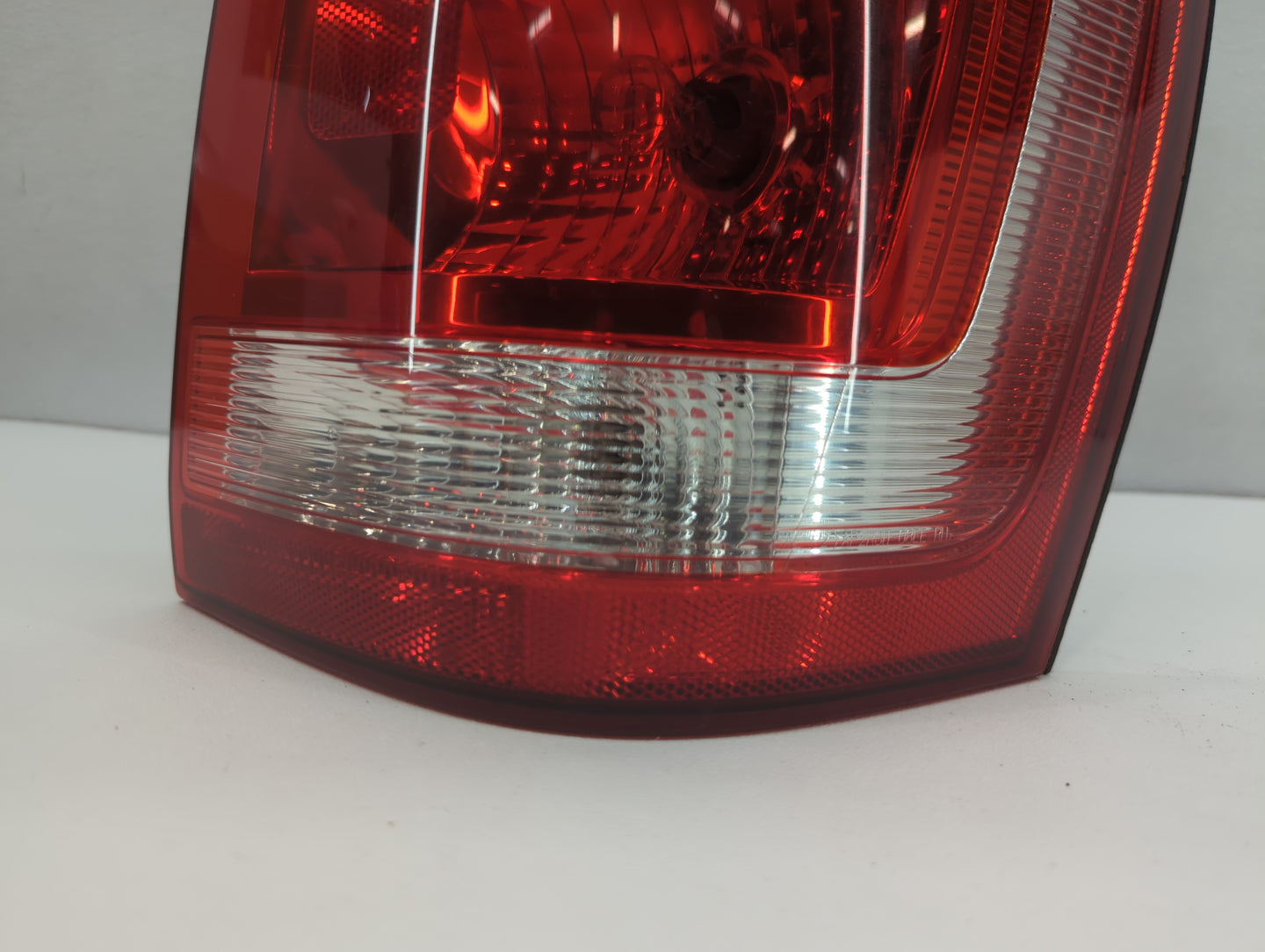 2008-2012 Ford Escape Tail Light Assembly Passenger Right OEM P/N:44ZH-1922 A Fits Fits 2008 2009 2010 2011 2012 OEM Used Au