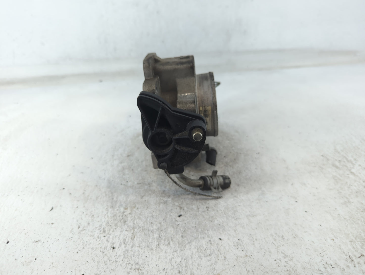 2005-2008 Ford Escape Throttle Body P/N:5L8E-AF Fits Fits 2005 2006 2007 2008 OEM Used Auto Parts - Oemusedautoparts1.com