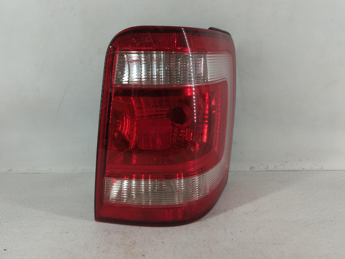 2008-2012 Ford Escape Tail Light Assembly Passenger Right OEM P/N:44ZH-1922 B Fits Fits 2008 2009 2010 2011 2012 OEM Used Au