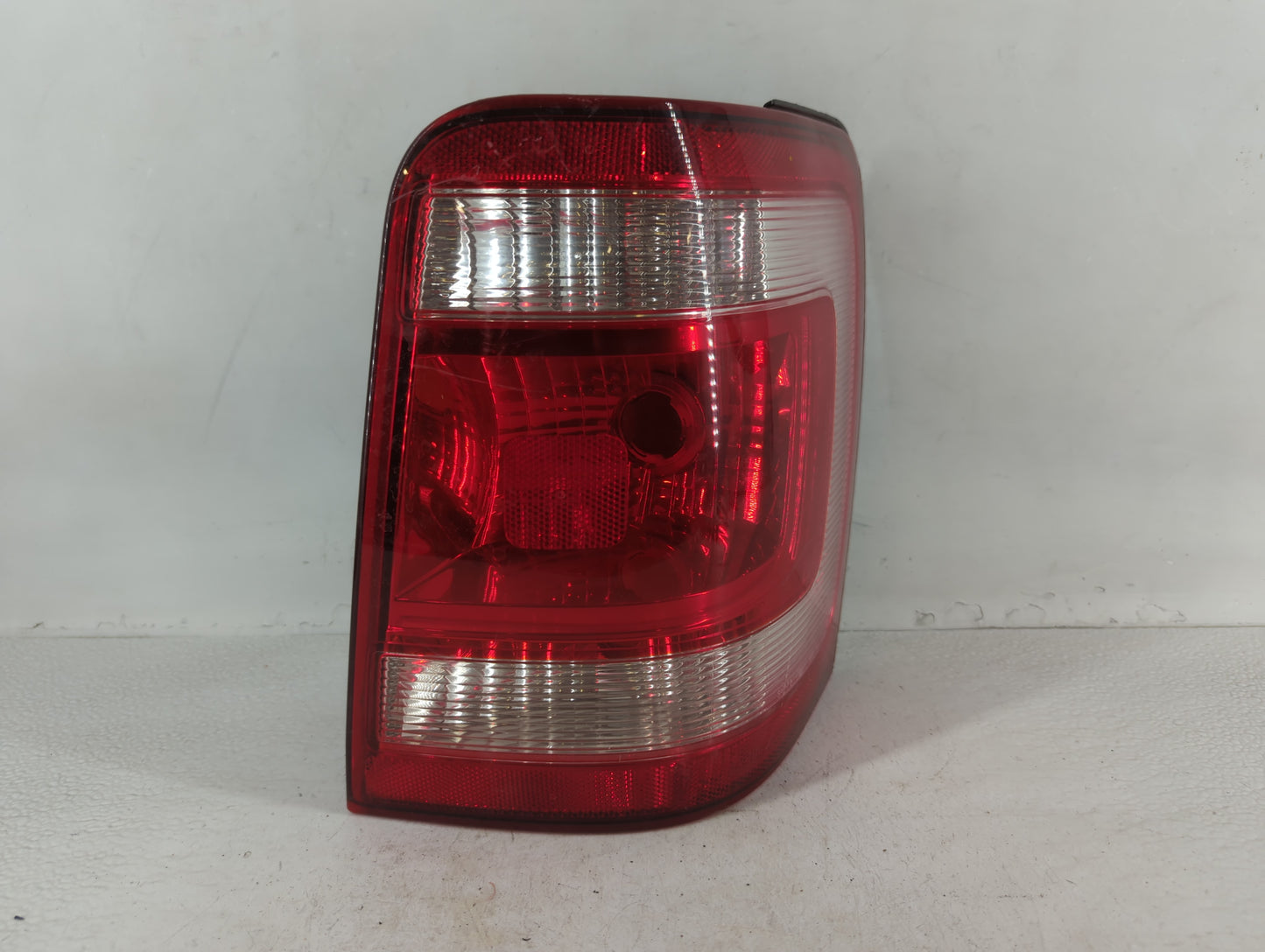 2008-2012 Ford Escape Tail Light Assembly Passenger Right OEM P/N:44ZH-1922 B Fits Fits 2008 2009 2010 2011 2012 OEM Used Au