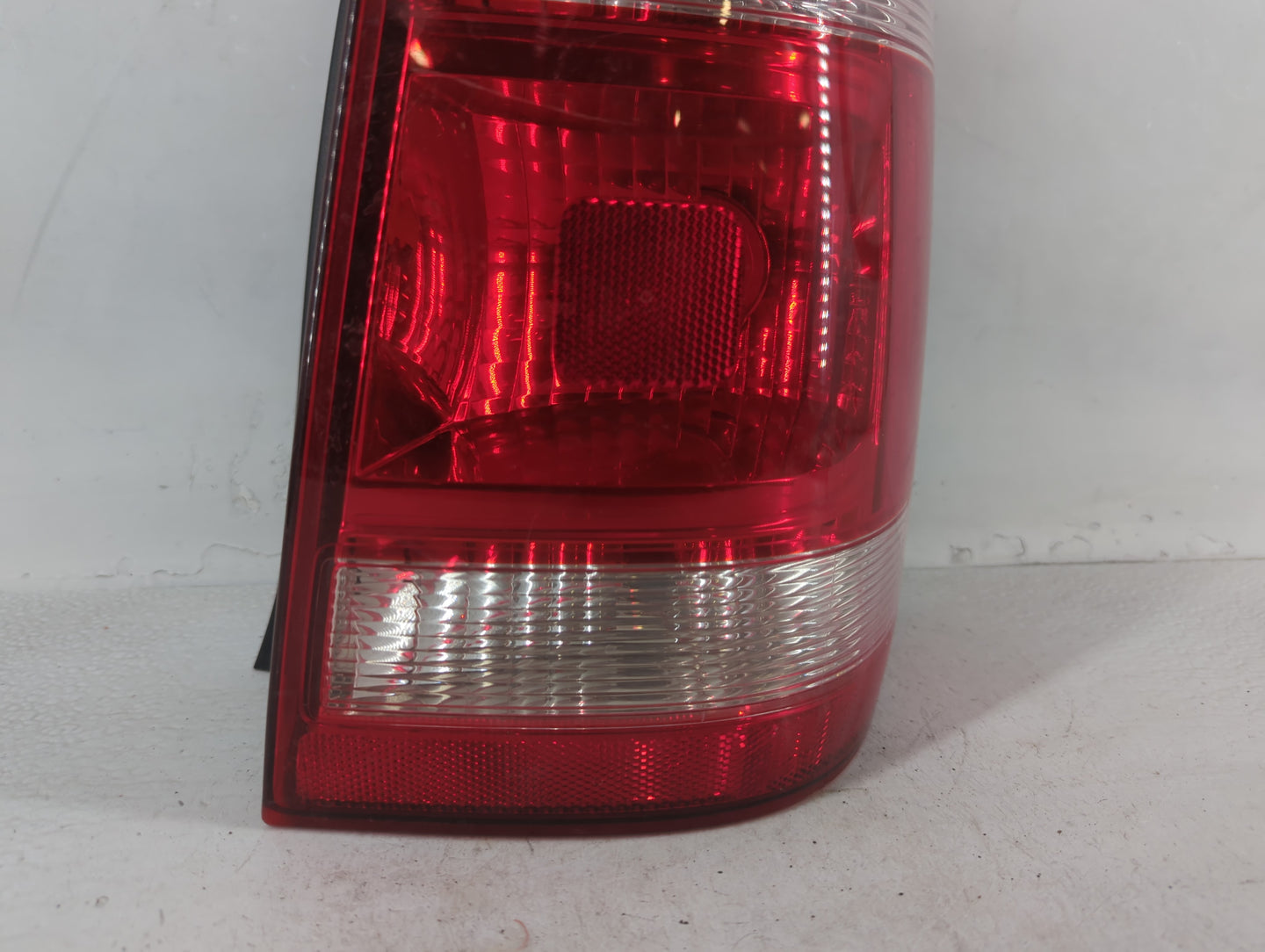 2008-2012 Ford Escape Tail Light Assembly Passenger Right OEM P/N:44ZH-1922 B Fits Fits 2008 2009 2010 2011 2012 OEM Used Au