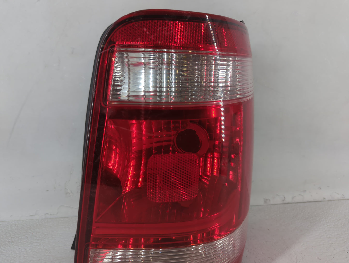 2008-2012 Ford Escape Tail Light Assembly Passenger Right OEM P/N:44ZH-1922 B Fits Fits 2008 2009 2010 2011 2012 OEM Used Au