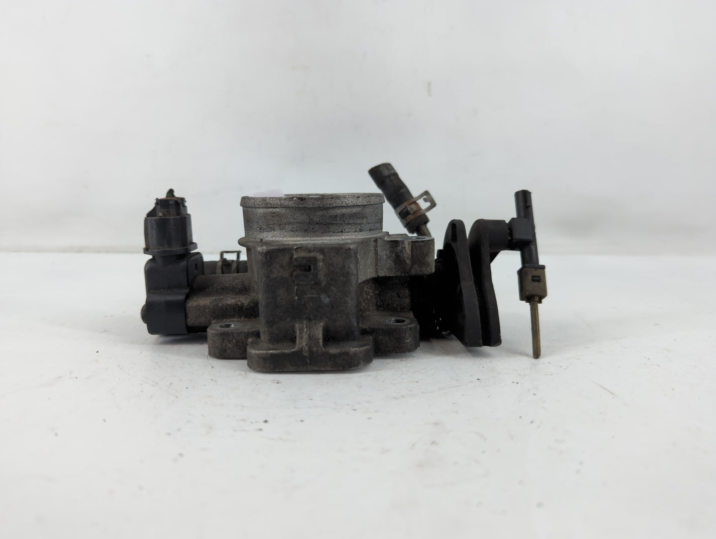 2005-2008 Ford Escape Throttle Body P/N:F5RF 98989 Fits Fits 2005 2006 2007 2008 OEM Used Auto Parts - Oemusedautoparts1.com