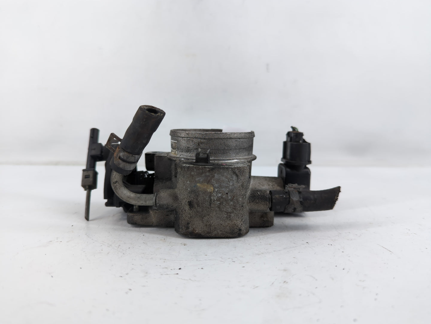 2005-2008 Ford Escape Throttle Body P/N:F5RF 98989 Fits Fits 2005 2006 2007 2008 OEM Used Auto Parts - Oemusedautoparts1.com