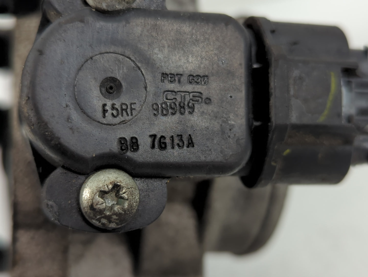 2005-2008 Ford Escape Throttle Body P/N:F5RF 98989 Fits Fits 2005 2006 2007 2008 OEM Used Auto Parts - Oemusedautoparts1.com