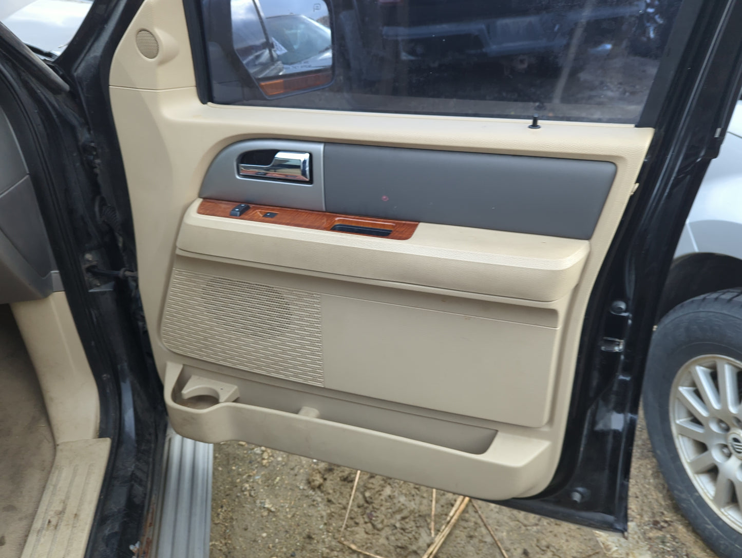 2008 Ford Expedition Front Right Passenger Interior Door Panel Trim - Oemusedautoparts1.com