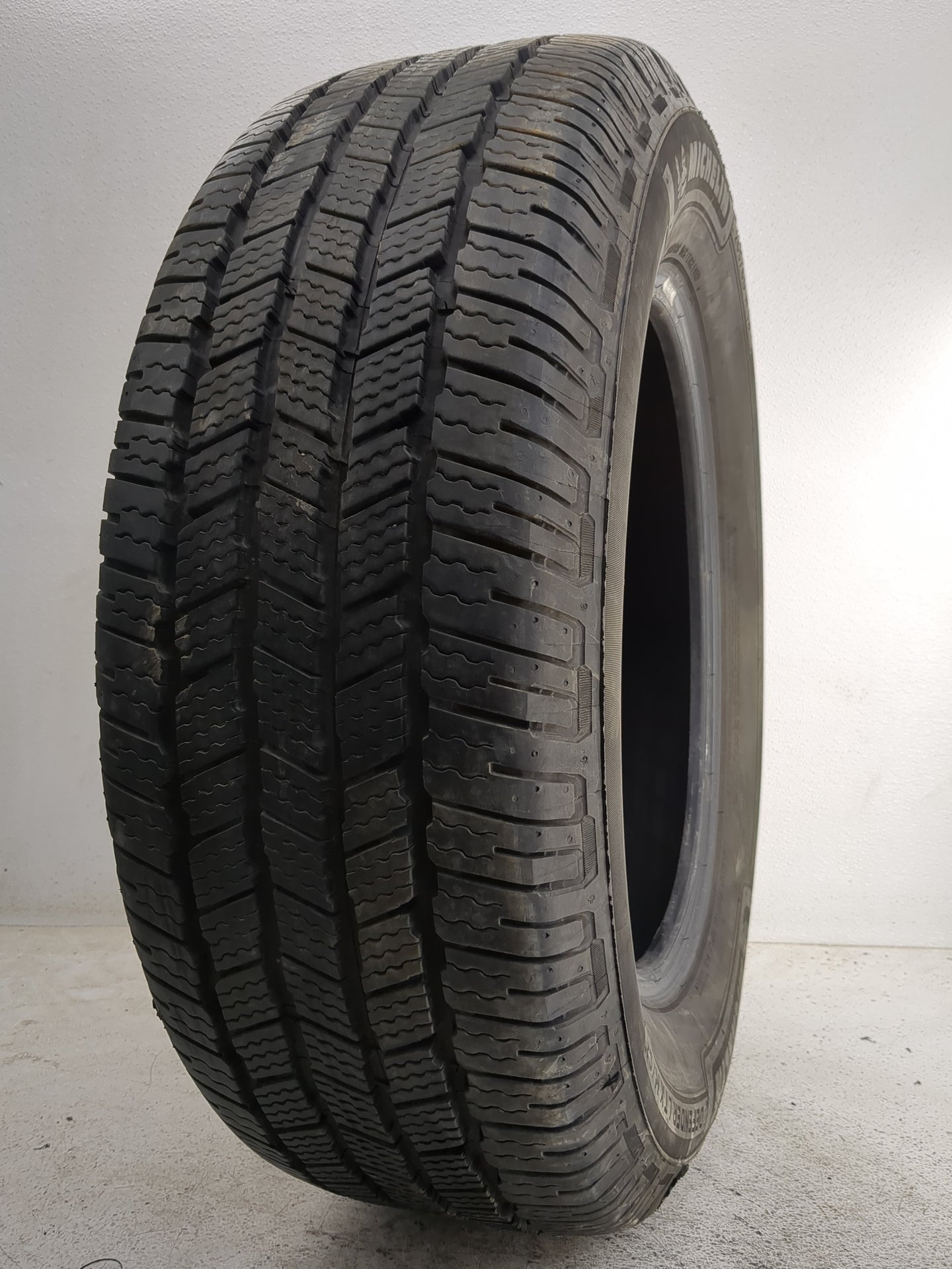 Used Tire 265/60R18 MICHELIN DEFENDER LTX M/S2 114H - Tread Depth 10/32 - Oemusedautoparts1.com