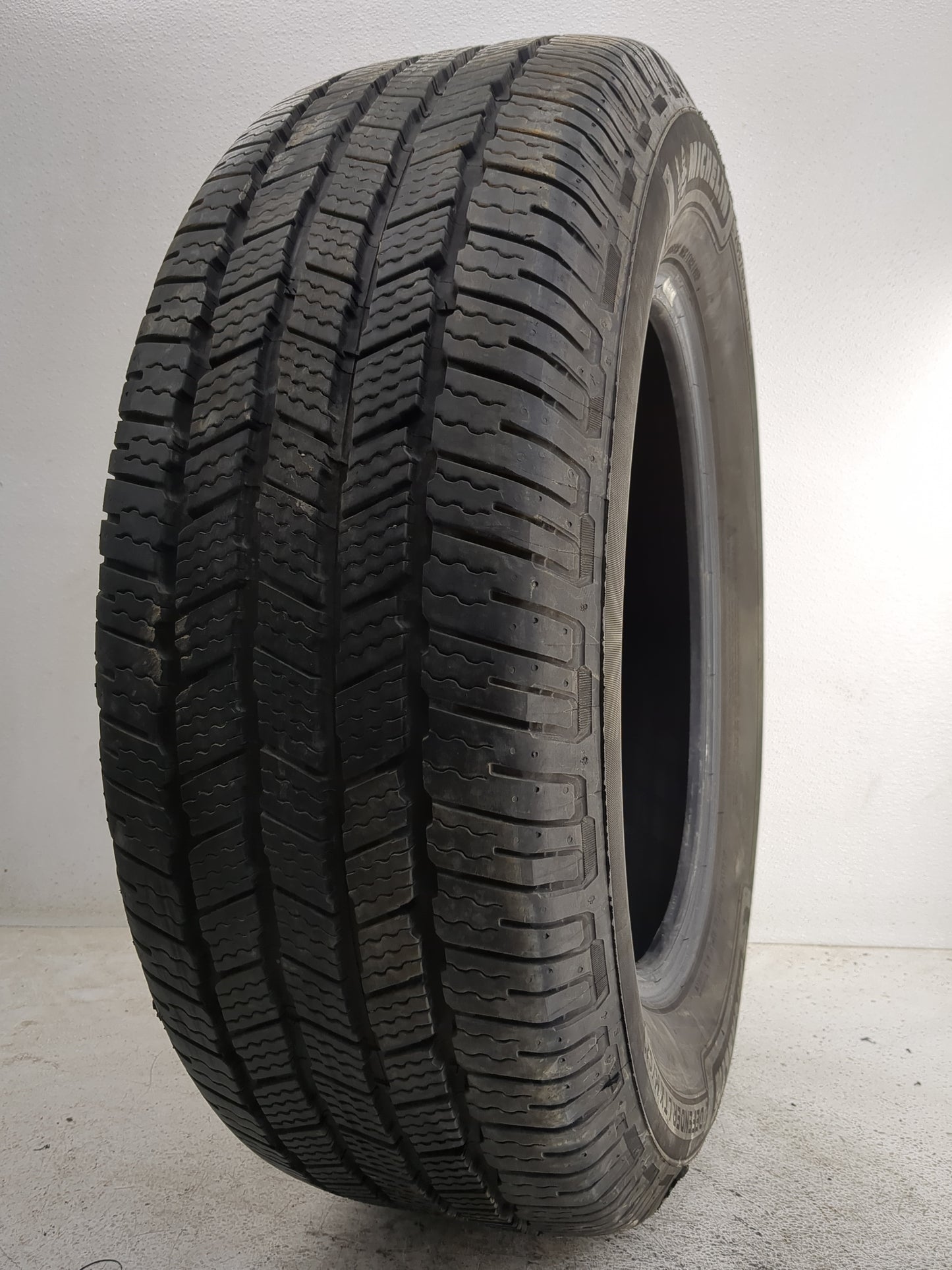 Used Tire 265/60R18 MICHELIN DEFENDER LTX M/S2 114H - Tread Depth 10/32 - Oemusedautoparts1.com