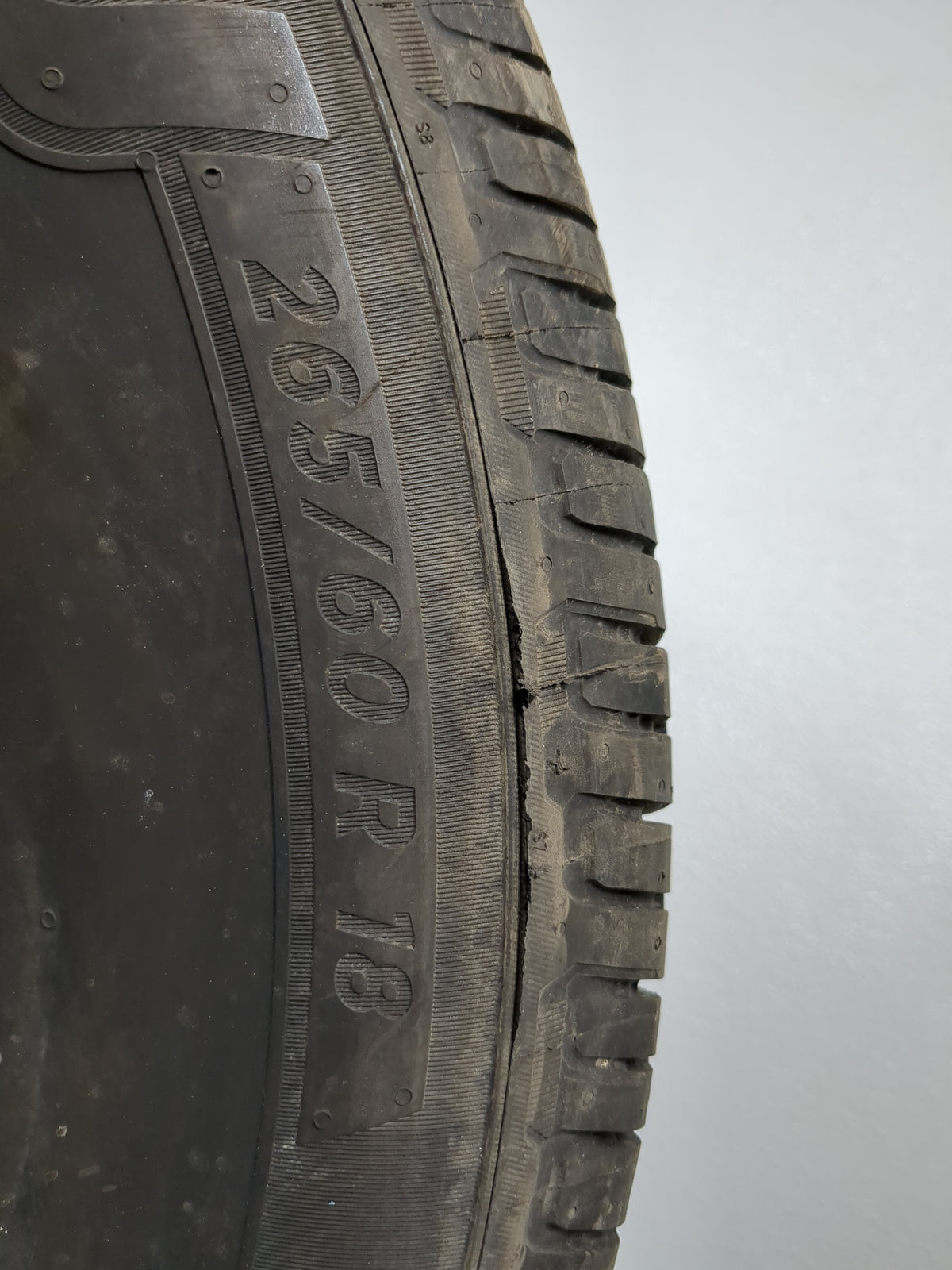 Used Tire 265/60R18 MICHELIN DEFENDER LTX M/S2 114H - Tread Depth 10/32 - Oemusedautoparts1.com