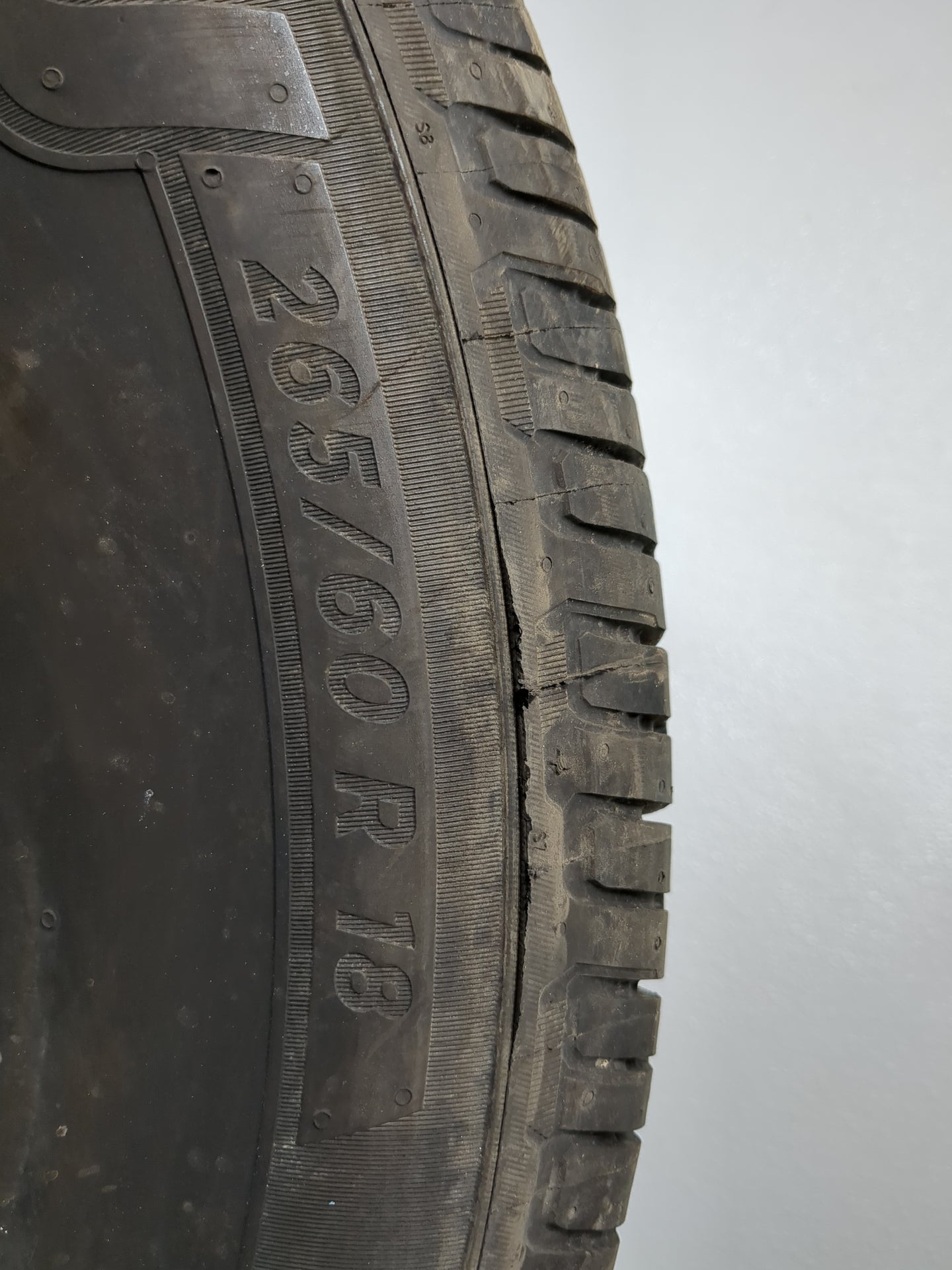 Used Tire 265/60R18 MICHELIN DEFENDER LTX M/S2 114H - Tread Depth 10/32 - Oemusedautoparts1.com