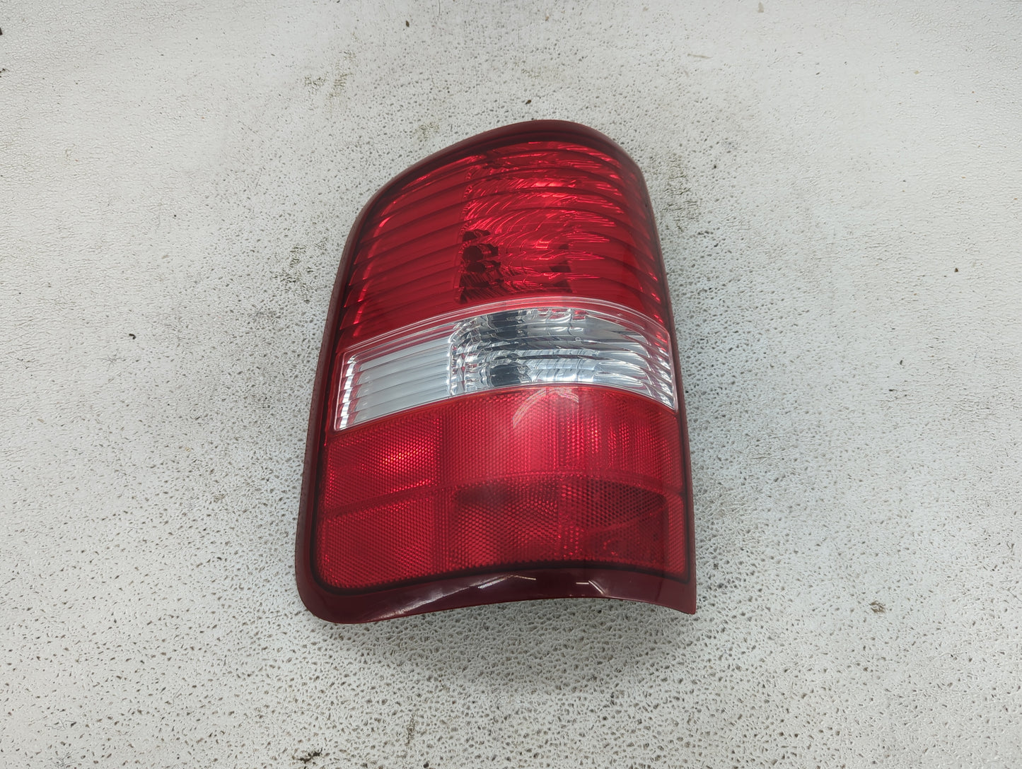 2004-2008 Ford F-150 Tail Light Assembly Driver Left OEM P/N:6L34-13B505-B 6L34-13B505-A Fits Fits 2004 2005 2006 2007 2008 