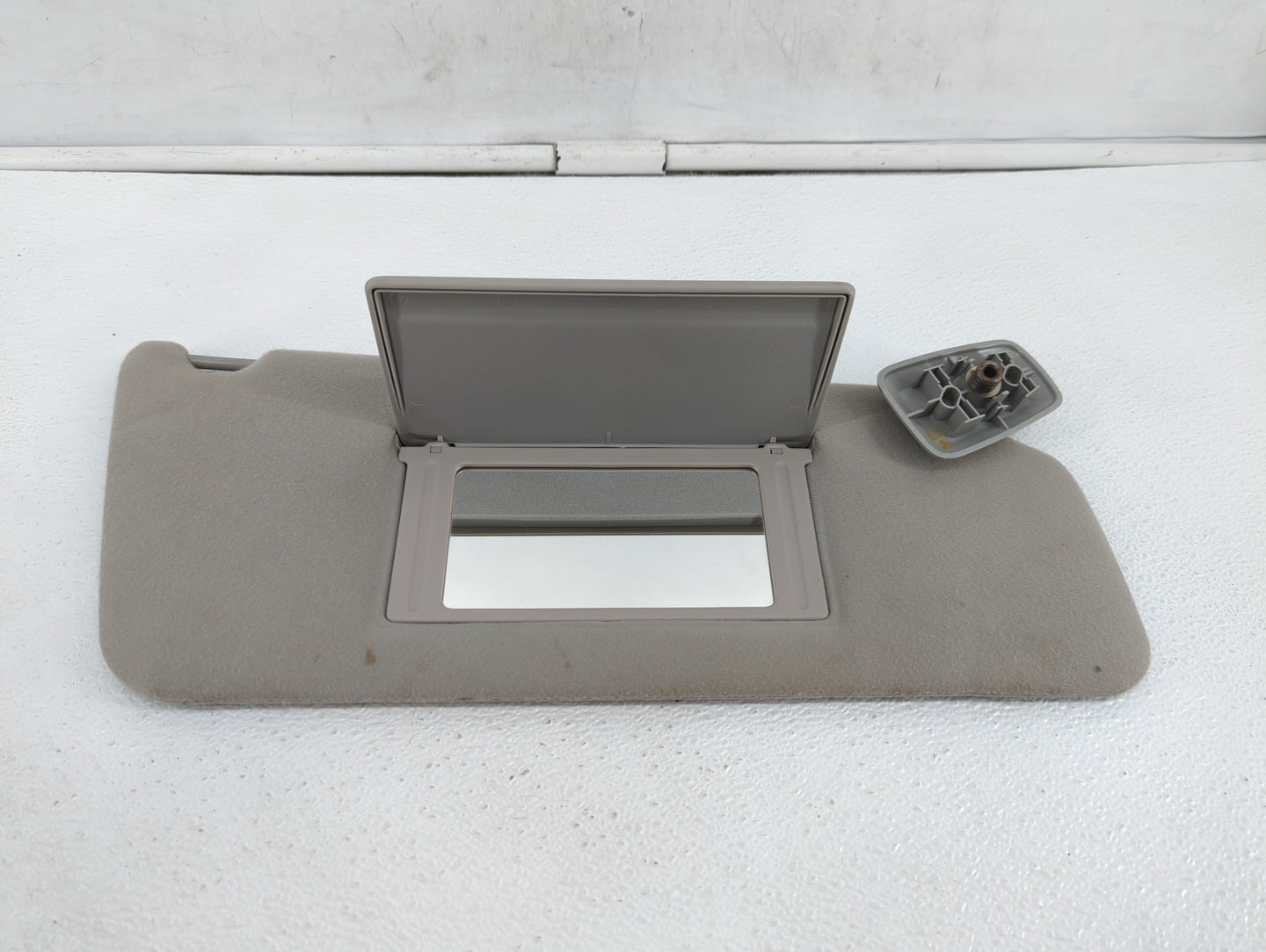 2004-2008 Ford F-150 Sun Visor Shade Replacement Passenger Right Mirror Fits Fits 2004 2005 2006 2007 2008 OEM Used Auto Par