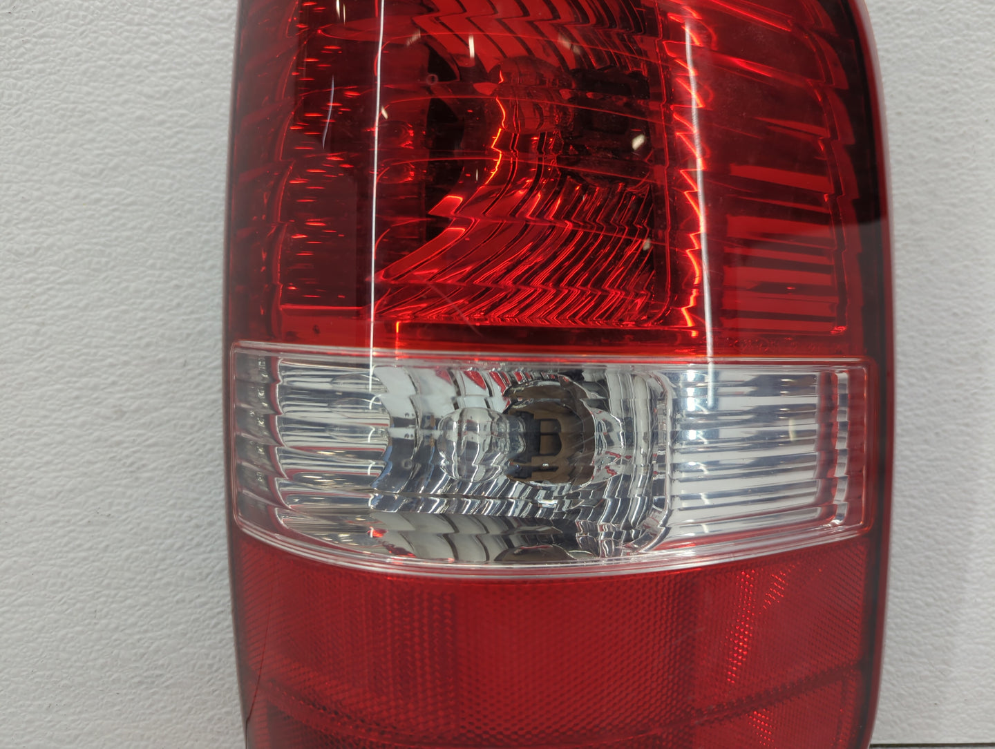 2004-2008 Ford F-150 Tail Light Assembly Passenger Right OEM P/N:5L34-13B504-C 6L34-13B504-A Fits Fits 2004 2005 2006 2007 2