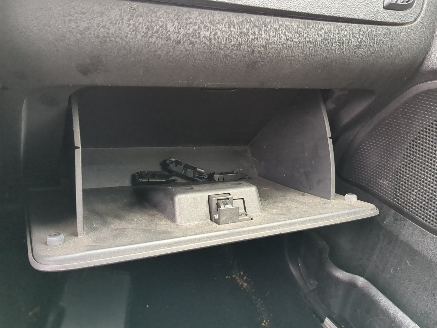 2008 Ford Focus Passenger Glove Box Door Storage Compartment 1260295 - Oemusedautoparts1.com