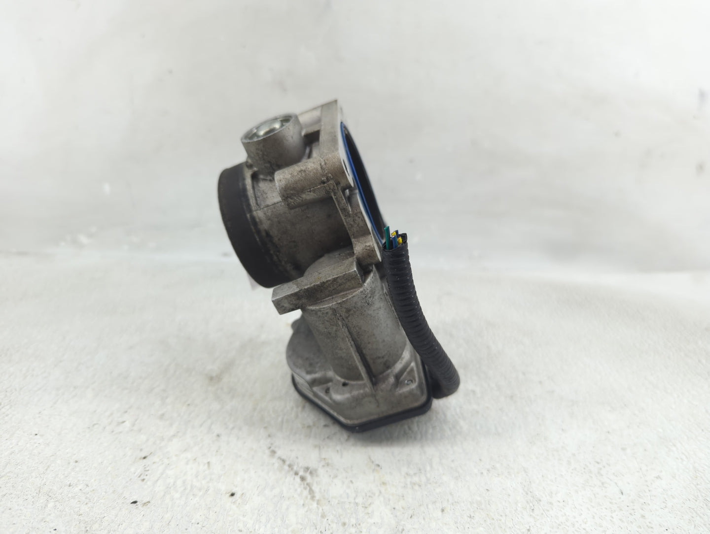2008-2011 Ford Focus Throttle Body P/N:8S4E-9F991-AD Fits Fits 2008 2009 2010 2011 2012 2013 OEM Used Auto Parts - Oemusedau