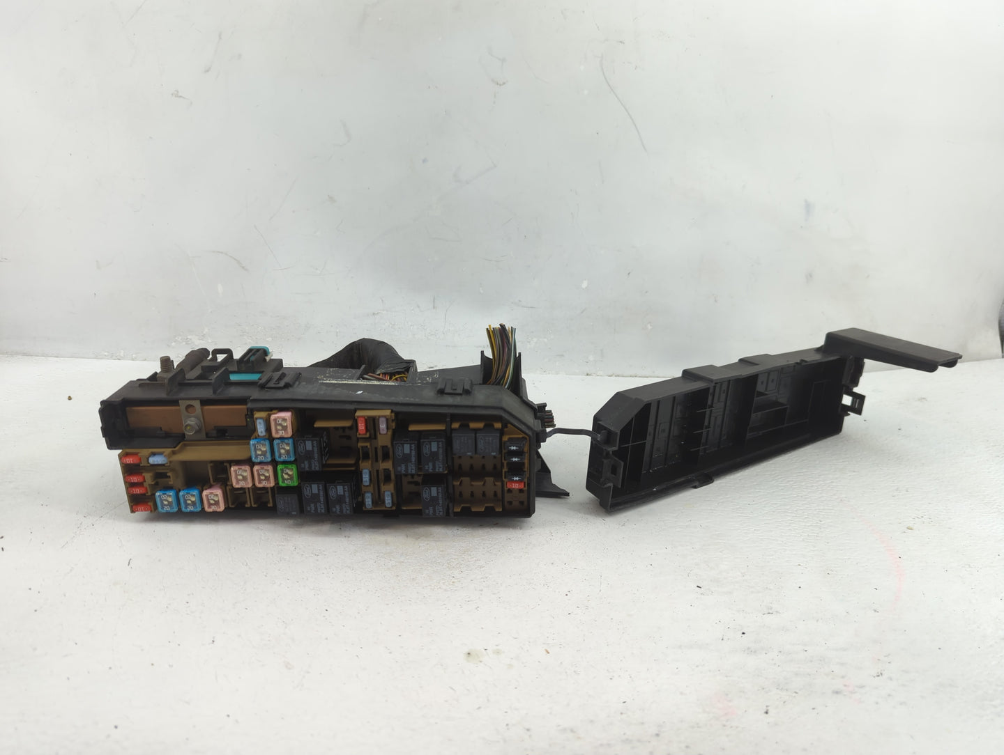 2008-2011 Ford Focus Fusebox Fuse Box Panel Relay Module P/N:3B01A0101 Fits Fits 2008 2009 2010 2011 OEM Used Auto Parts - O