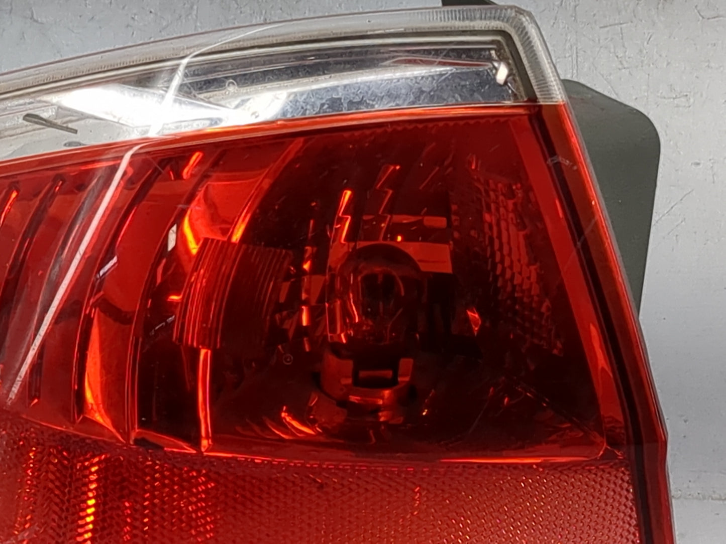 2008-2011 Ford Focus Tail Light Assembly Passenger Right OEM P/N:8S43-13B505-A 9S43-13B505-A/B Fits Fits 2008 2009 2010 2011