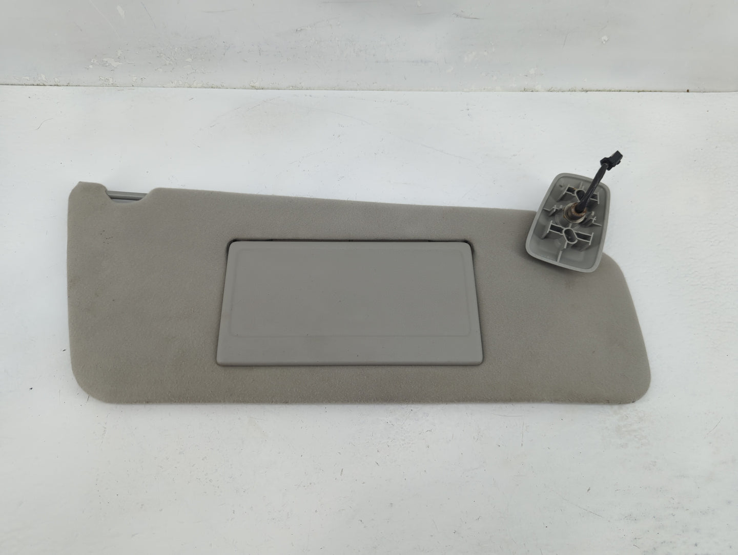 2008 Ford Ford F150 Pickup Sun Visor Shade Replacement Passenger Right Mirror Fits Fits 2004 2005 2006 2007 OEM Used Auto Pa