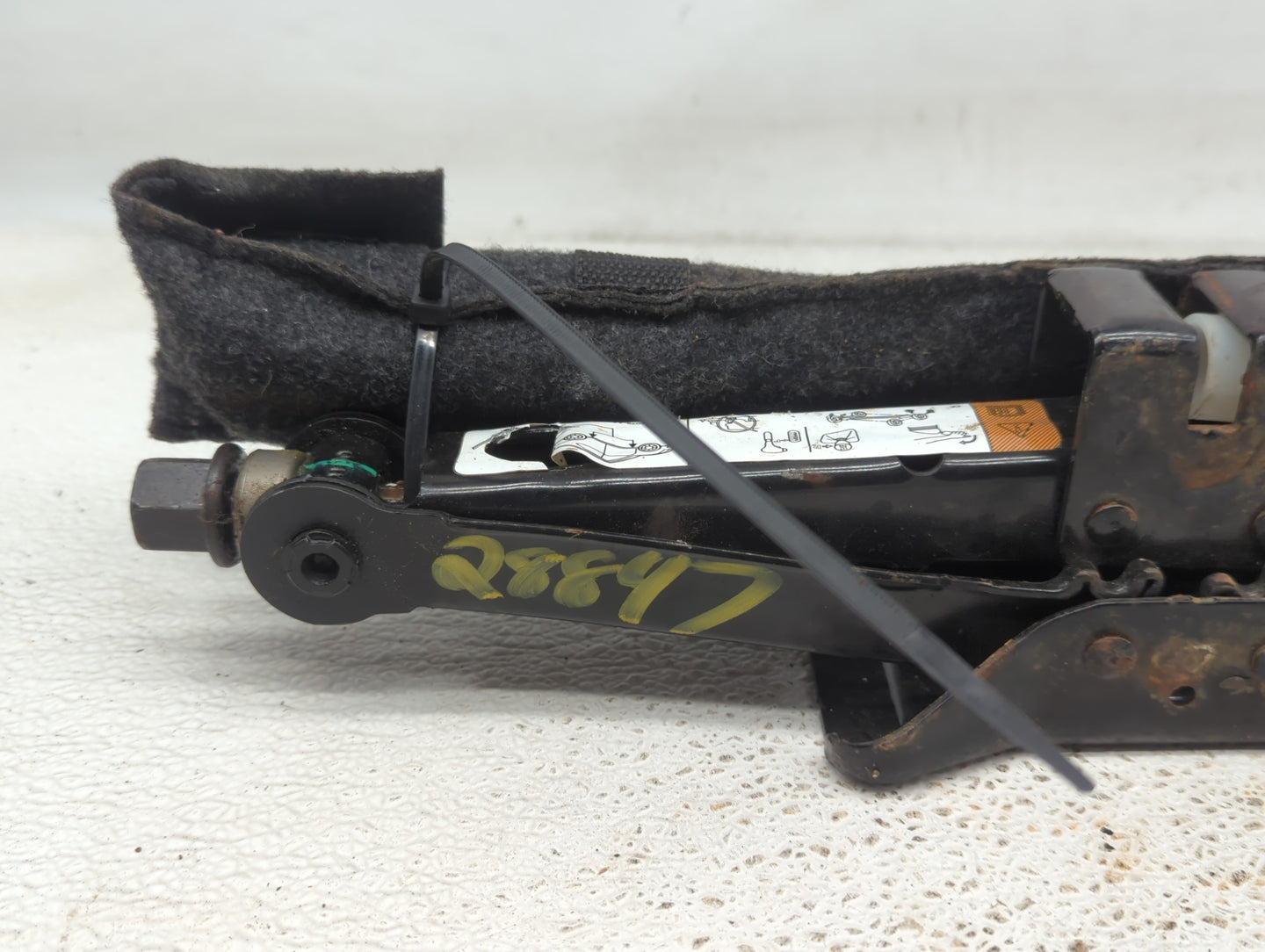 2008 Ford Fusion Spare Scissor Car Jack 1414249 - Oemusedautoparts1.com