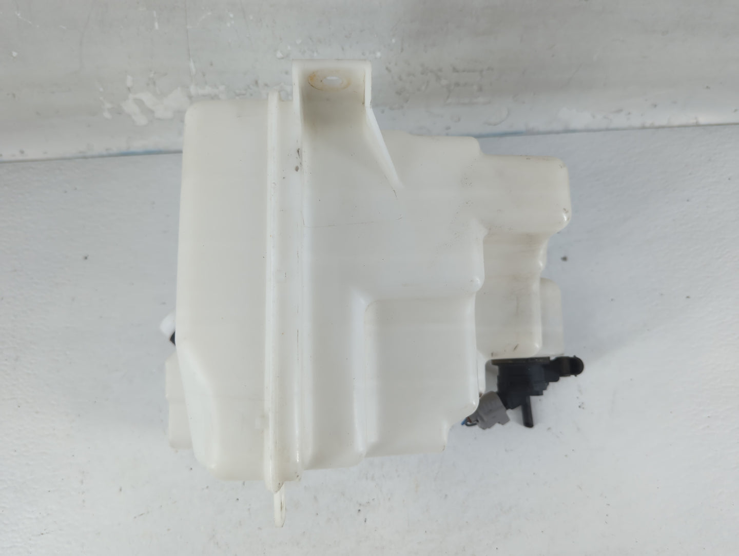 2006-2012 Ford Fusion Windshield Washer Fluid Reservoir Bottle Oem - Oemusedautoparts1.com