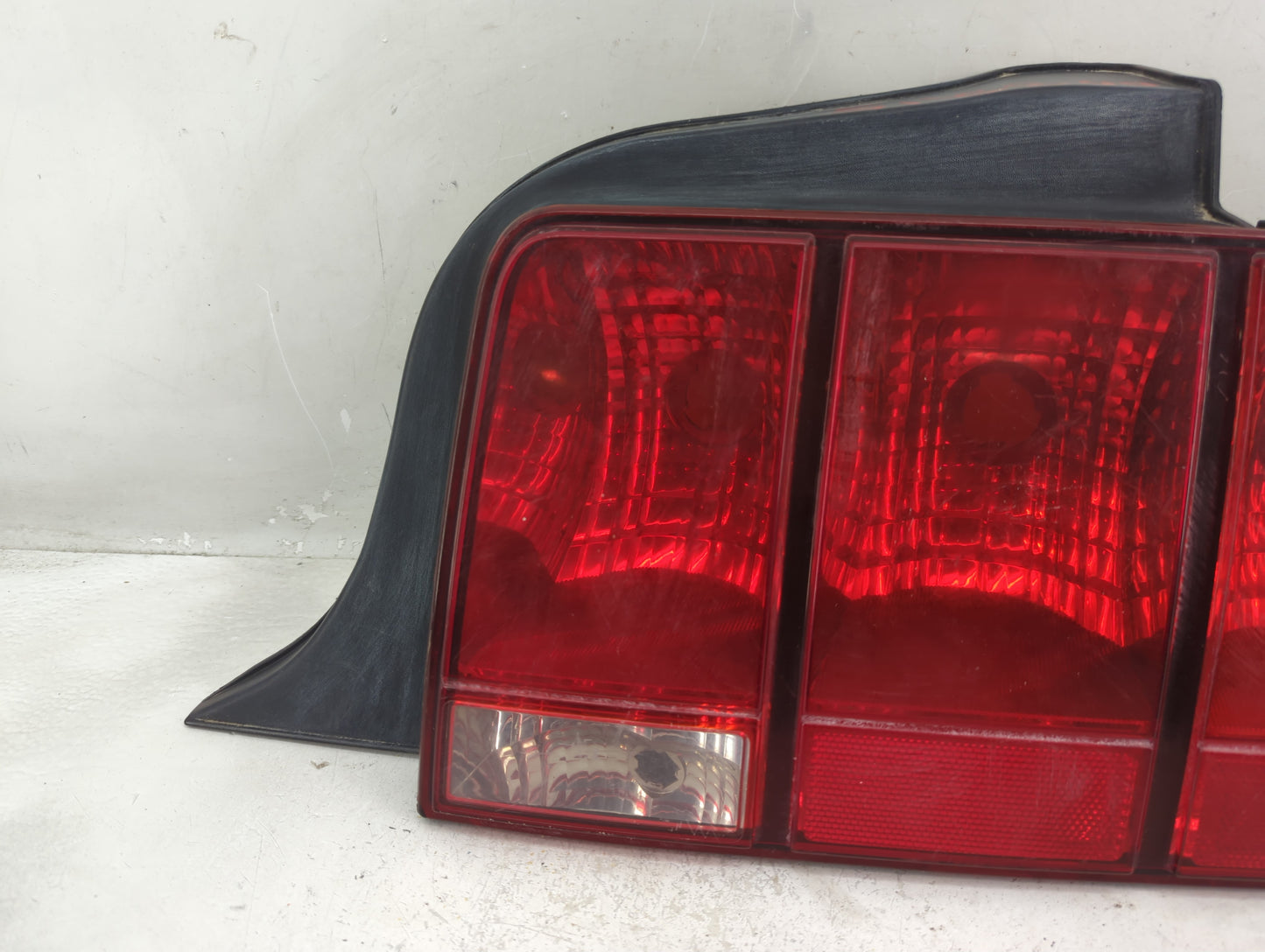 2005-2009 Ford Mustang Tail Light Assembly Passenger Right OEM P/N:6R33-13B504-AH Fits Fits 2005 2006 2007 2008 2009 OEM Use