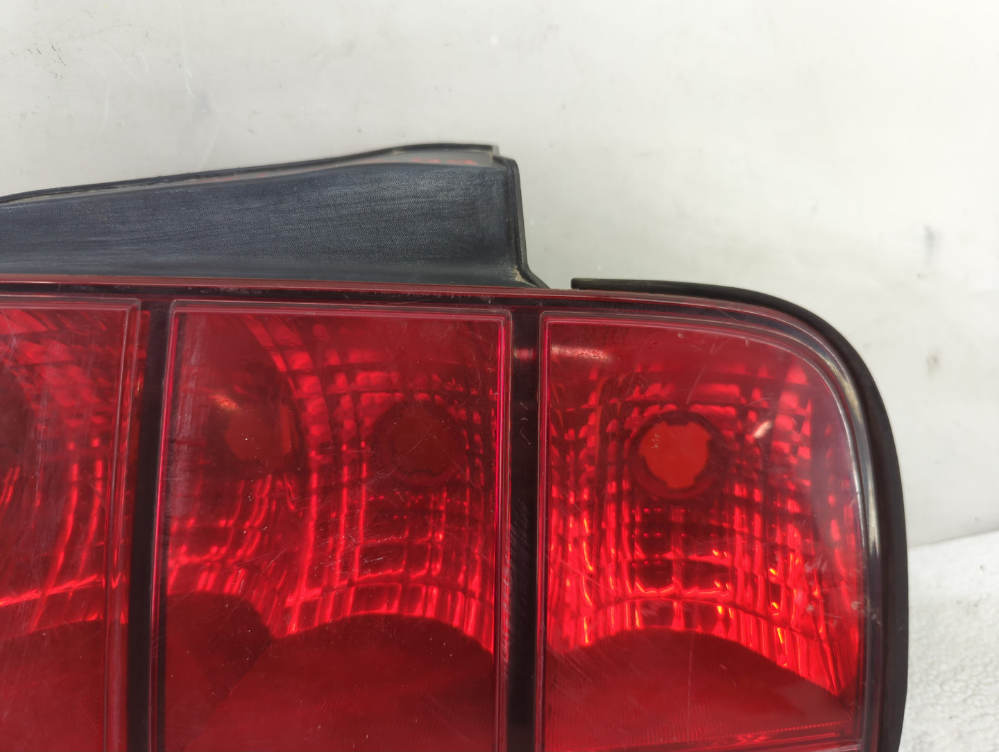 2005-2009 Ford Mustang Tail Light Assembly Passenger Right OEM P/N:6R33-13B504-AH Fits Fits 2005 2006 2007 2008 2009 OEM Use