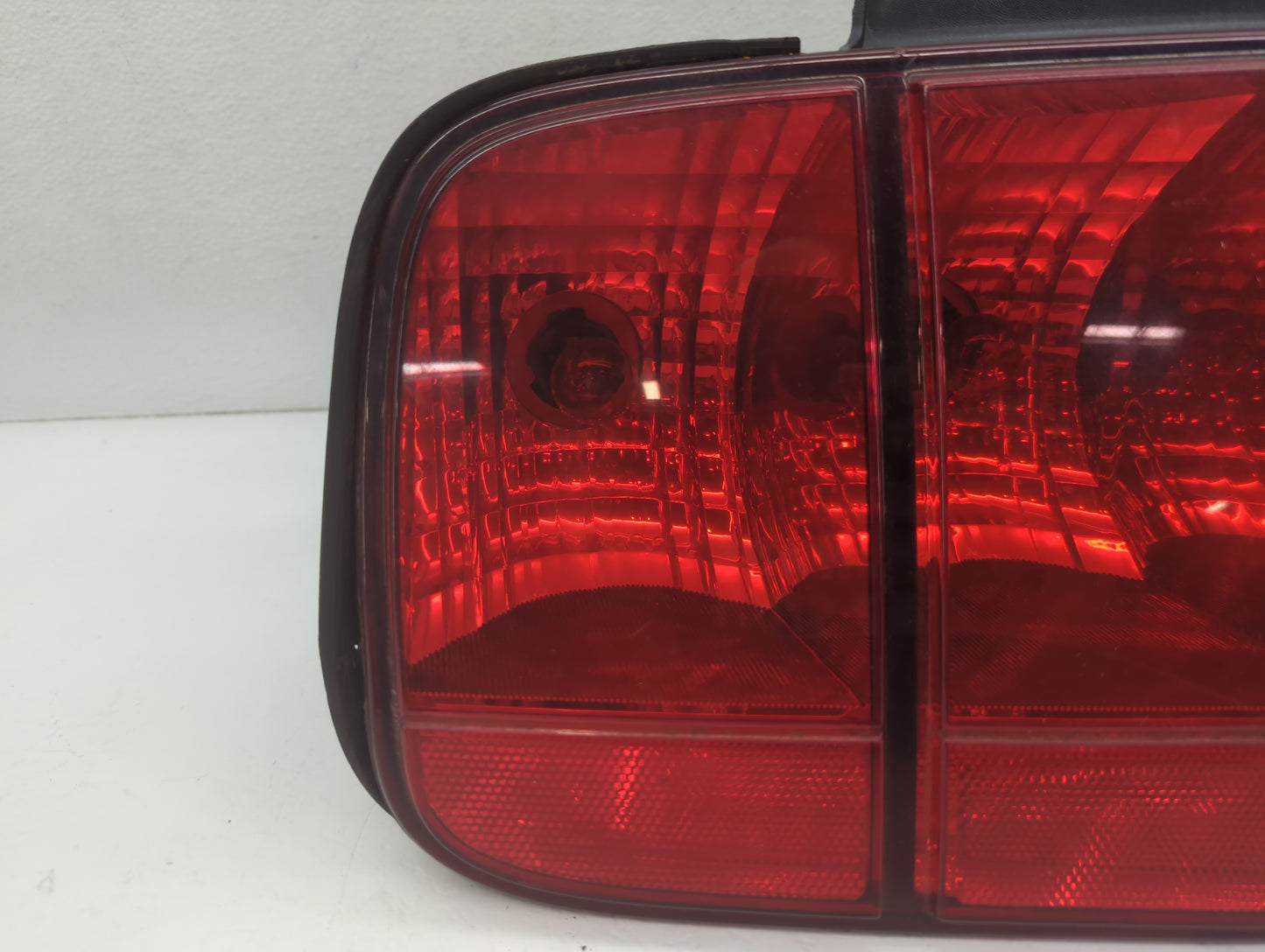 2005-2009 Ford Mustang Tail Light Assembly Driver Left OEM P/N:8R33-13B505-AB Fits Fits 2005 2006 2007 2008 2009 OEM Used Au