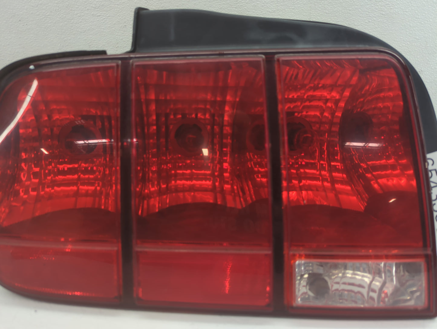 2005-2009 Ford Mustang Tail Light Assembly Driver Left OEM P/N:8R33-13B505-AB Fits Fits 2005 2006 2007 2008 2009 OEM Used Au