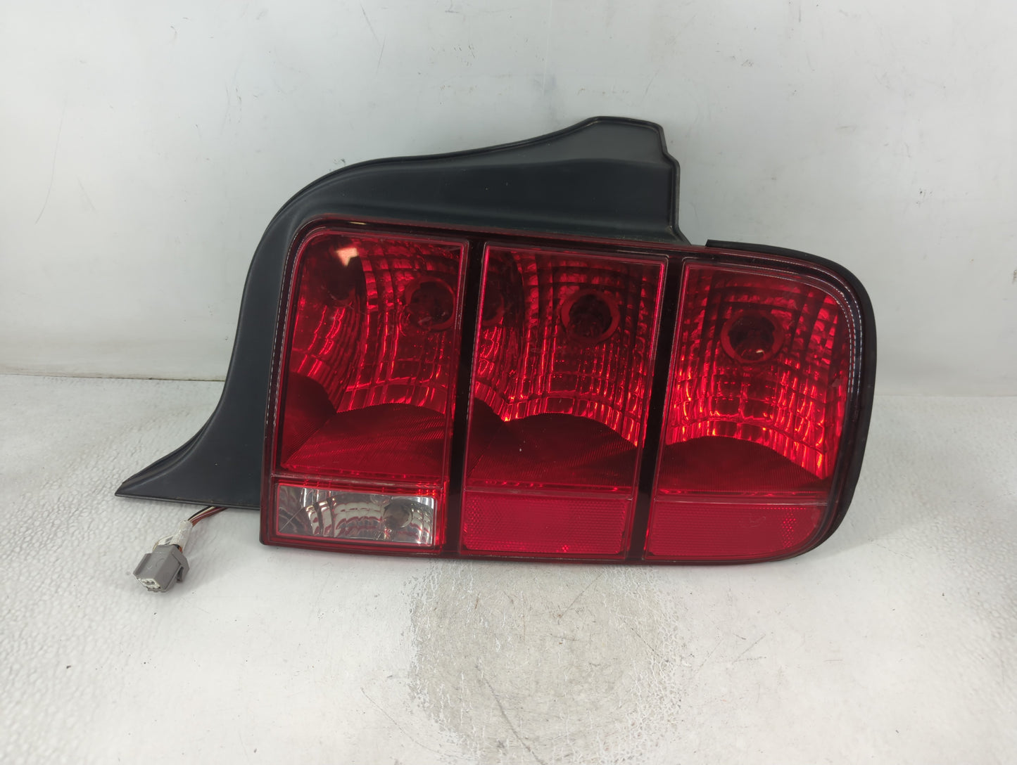 2005-2009 Ford Mustang Tail Light Assembly Passenger Right OEM Fits Fits 2005 2006 2007 2008 2009 OEM Used Auto Parts - Oemu