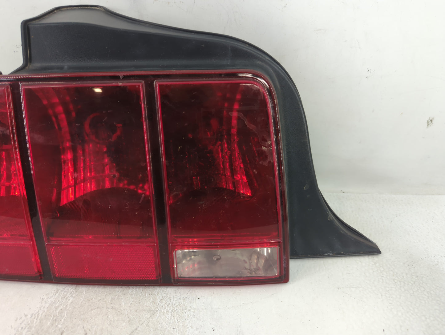 2005-2009 Ford Mustang Tail Light Assembly Driver Left OEM P/N:8R33-13B505-AA Fits Fits 2005 2006 2007 2008 2009 OEM Used Au