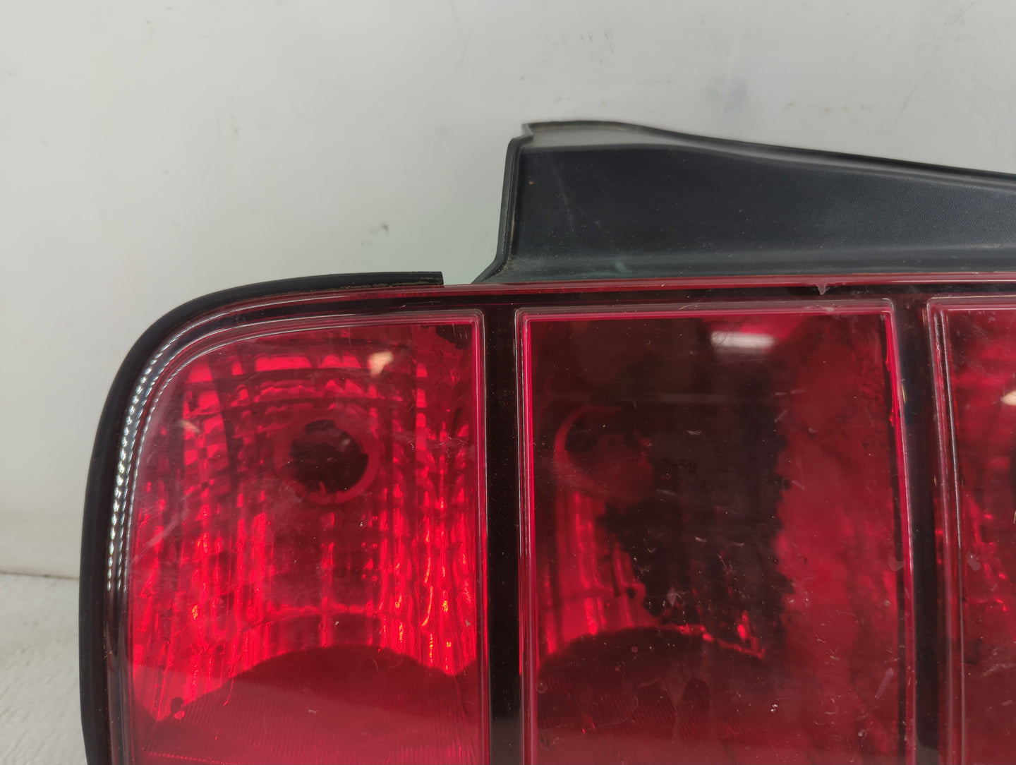 2005-2009 Ford Mustang Tail Light Assembly Driver Left OEM P/N:8R33-13B505-AA Fits Fits 2005 2006 2007 2008 2009 OEM Used Au
