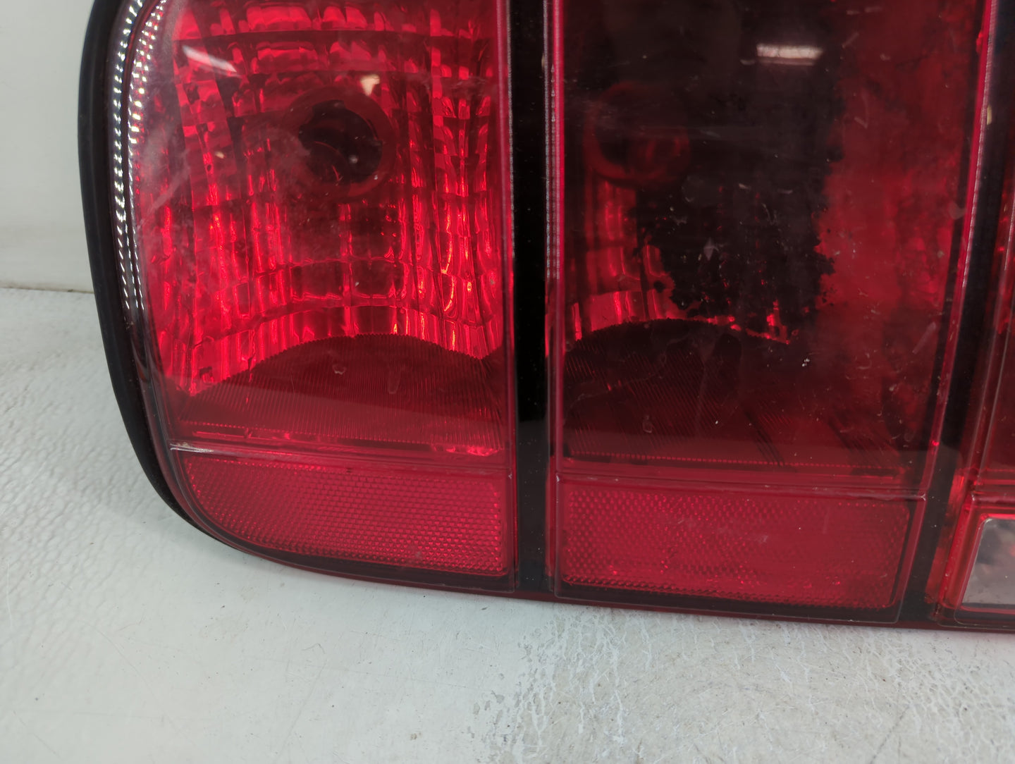 2005-2009 Ford Mustang Tail Light Assembly Driver Left OEM P/N:8R33-13B505-AA Fits Fits 2005 2006 2007 2008 2009 OEM Used Au