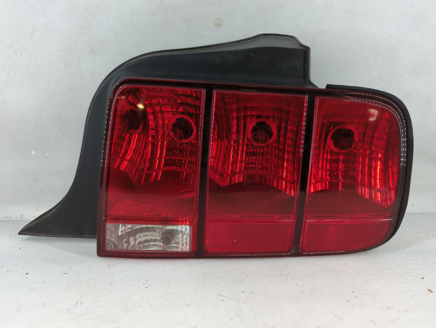 2005-2009 Ford Mustang Tail Light Assembly Passenger Right OEM P/N:8R33-13B504-AB Fits Fits 2005 2006 2007 2008 2009 OEM Use