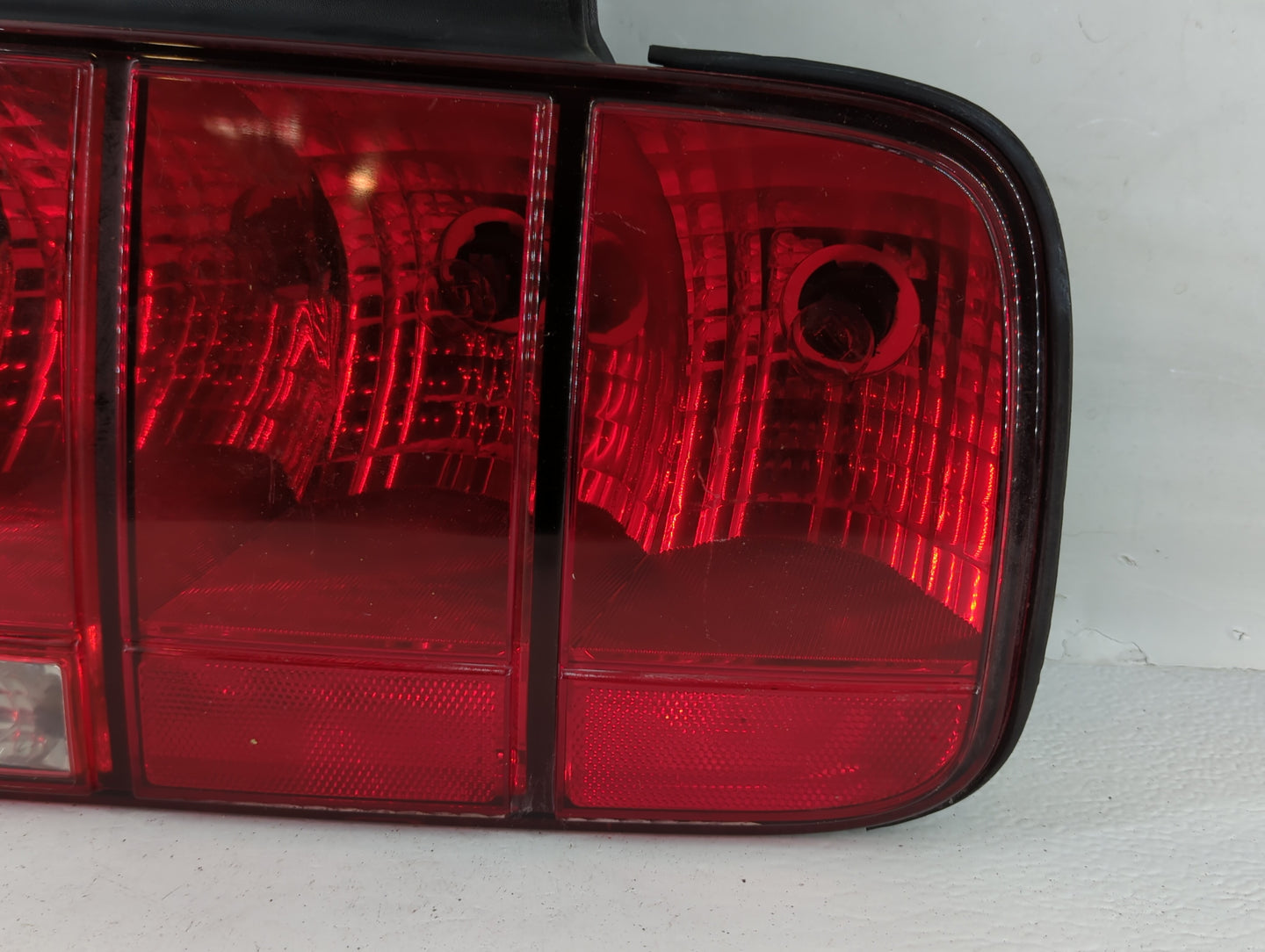 2005-2009 Ford Mustang Tail Light Assembly Passenger Right OEM P/N:8R33-13B504-AB Fits Fits 2005 2006 2007 2008 2009 OEM Use